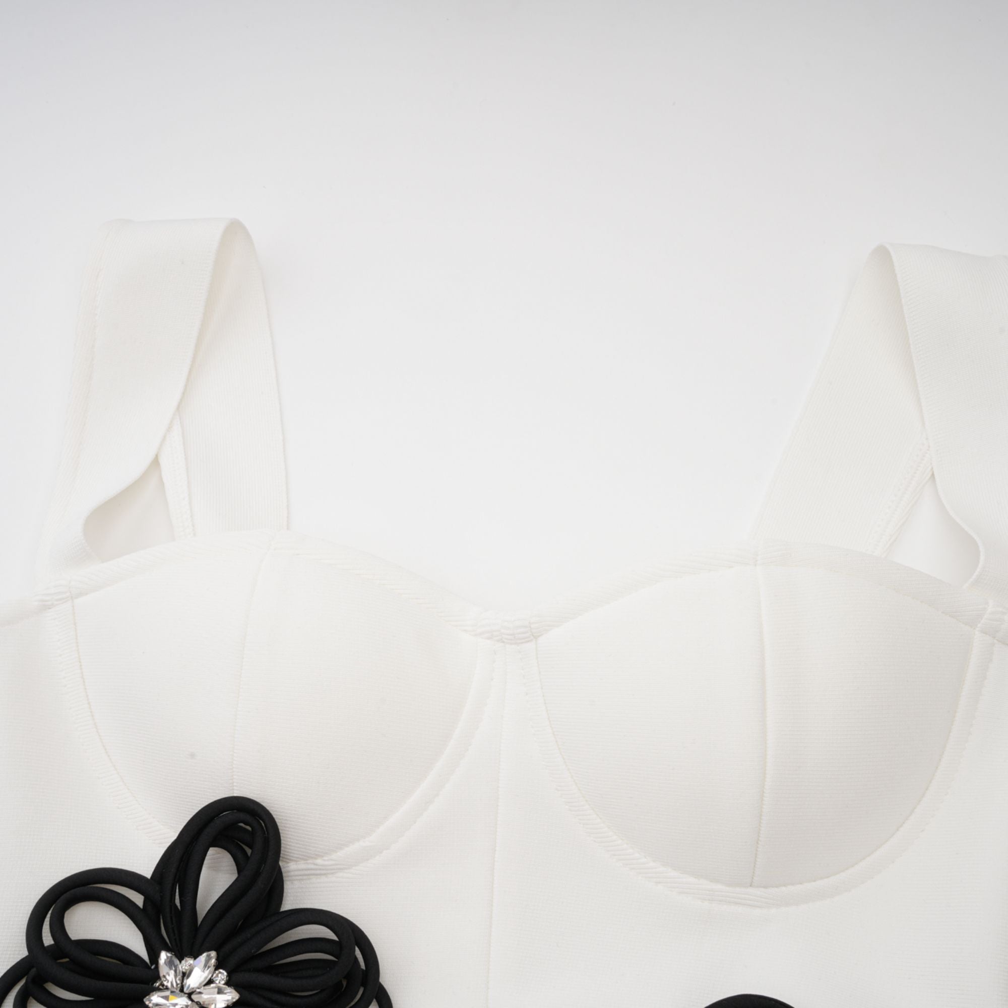 فستان أوليفيا ماكسي أبيض مزين بالزهور