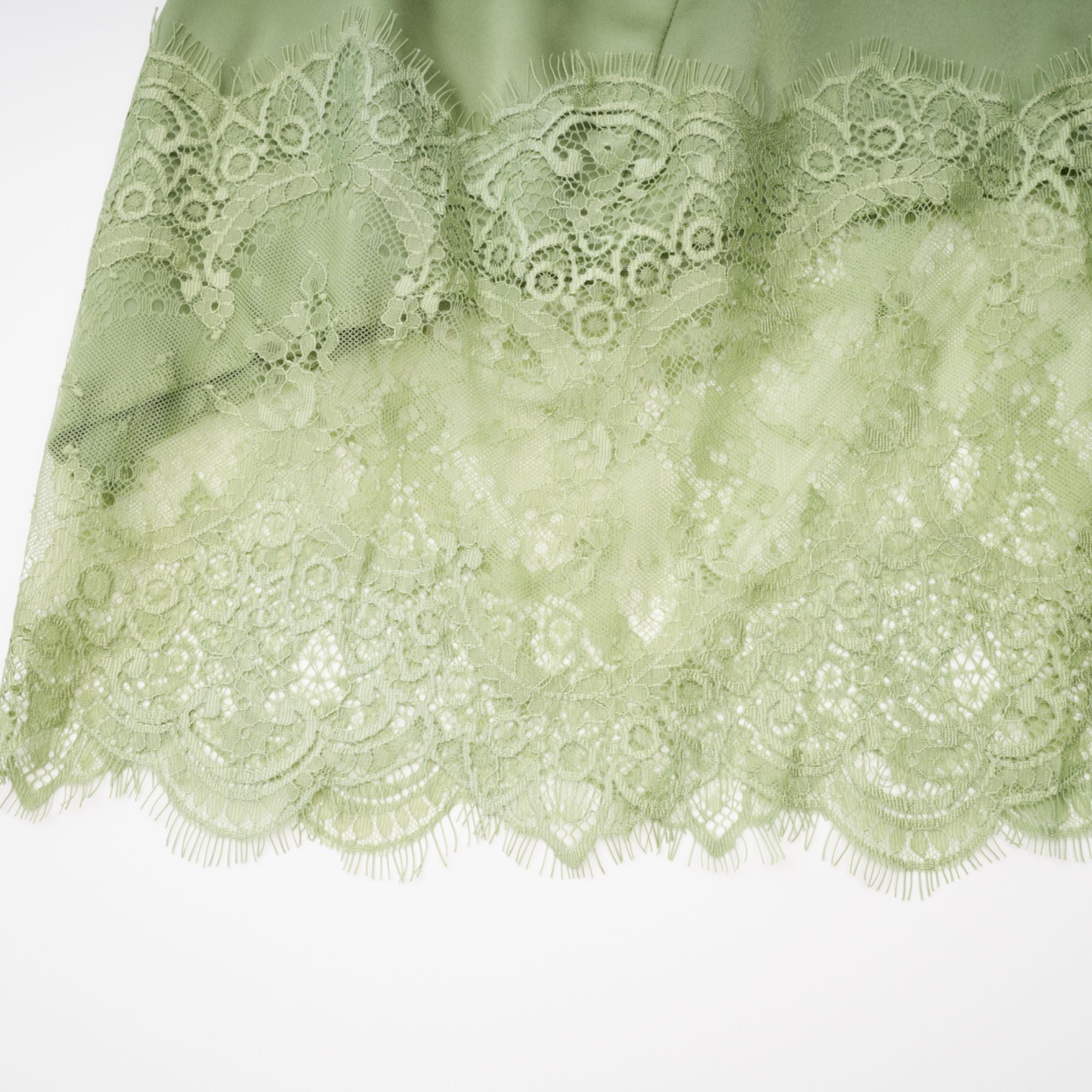 Spitzenoberteil & Spitzenrock in Salbeigrün