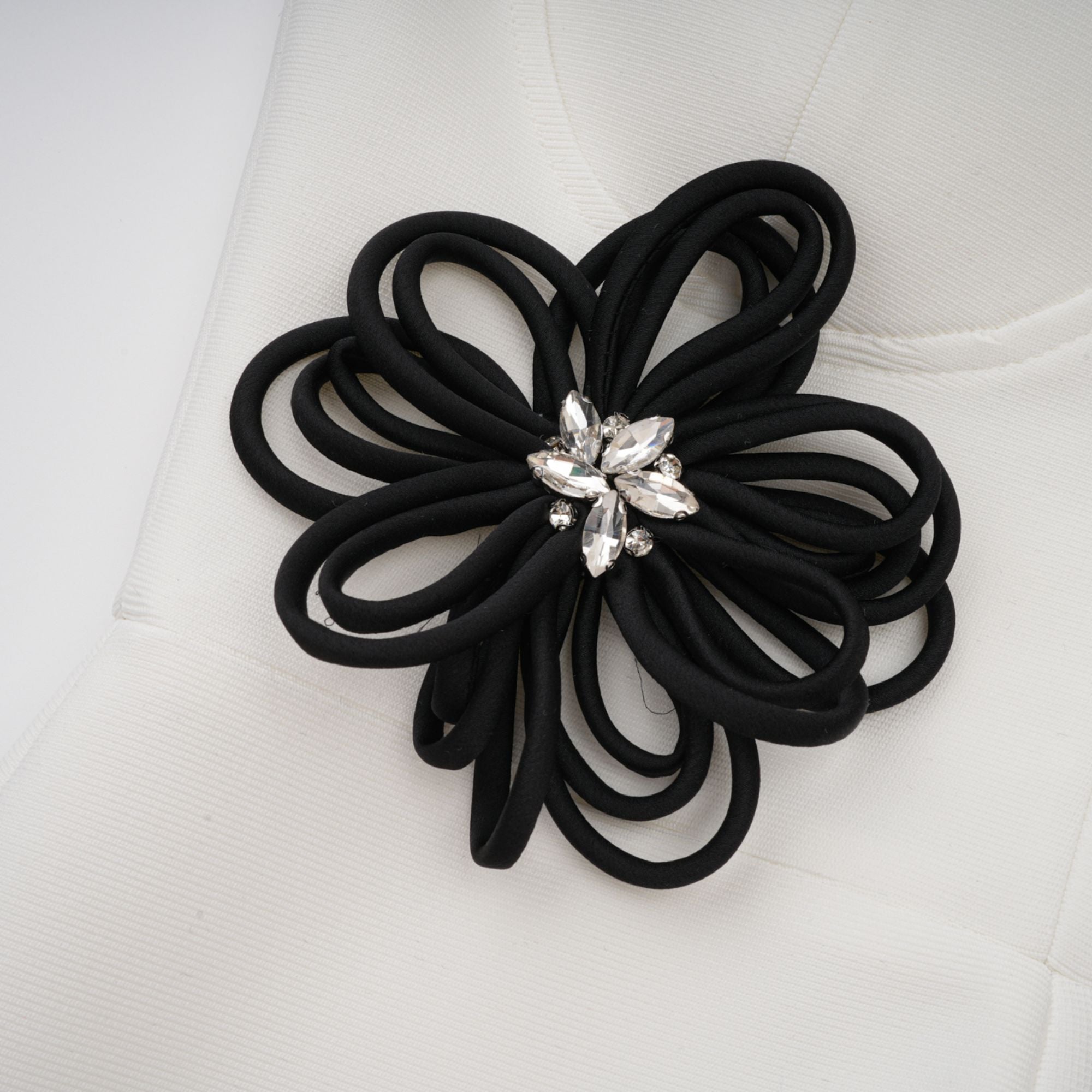 فستان أوليفيا ماكسي أبيض مزين بالزهور