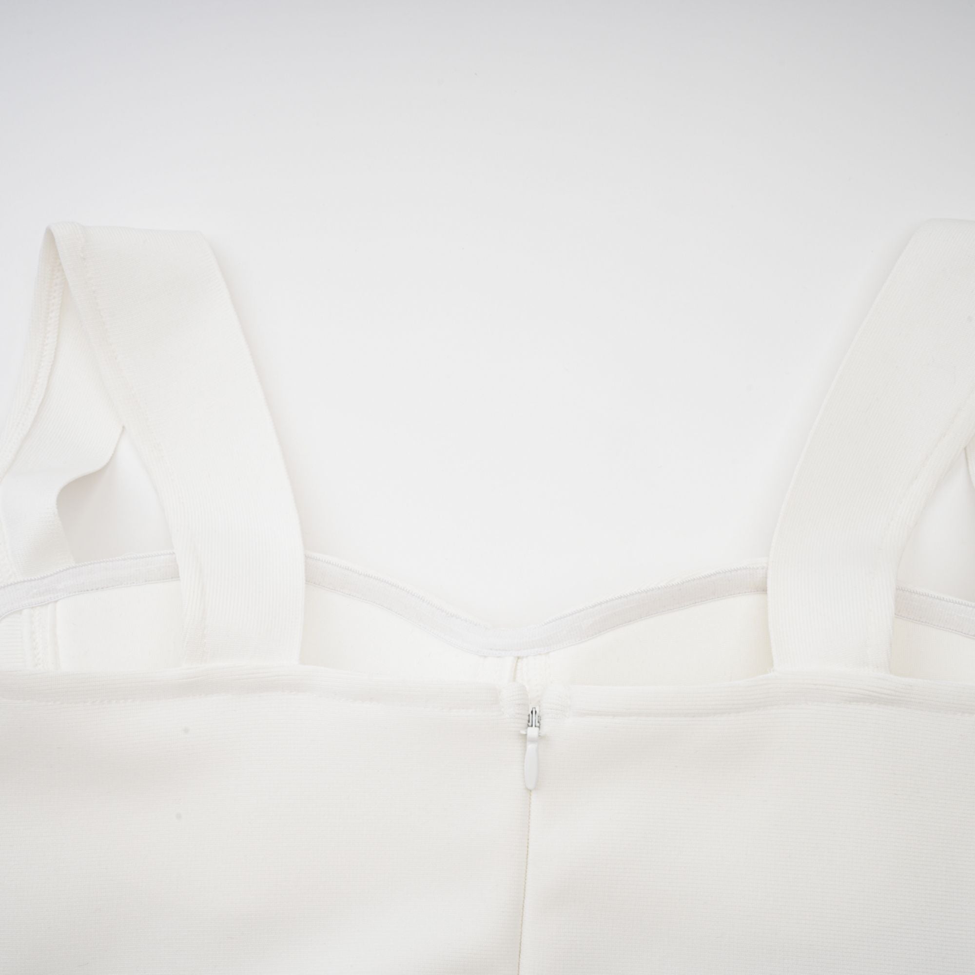 فستان أوليفيا ماكسي أبيض مزين بالزهور