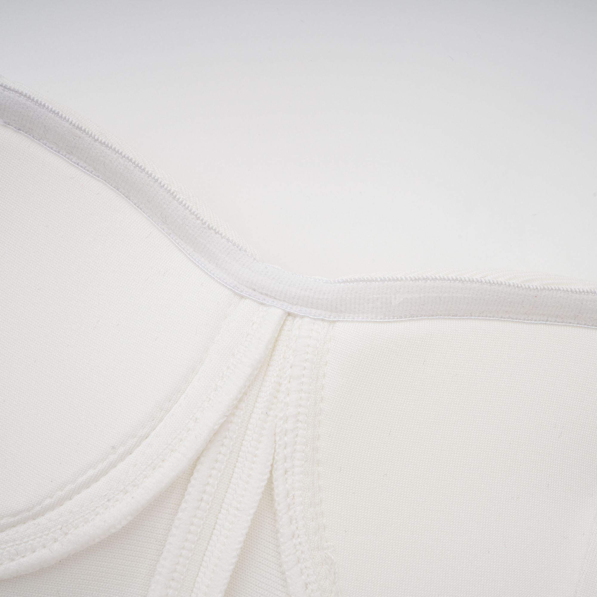 فستان أوليفيا ماكسي أبيض مزين بالزهور