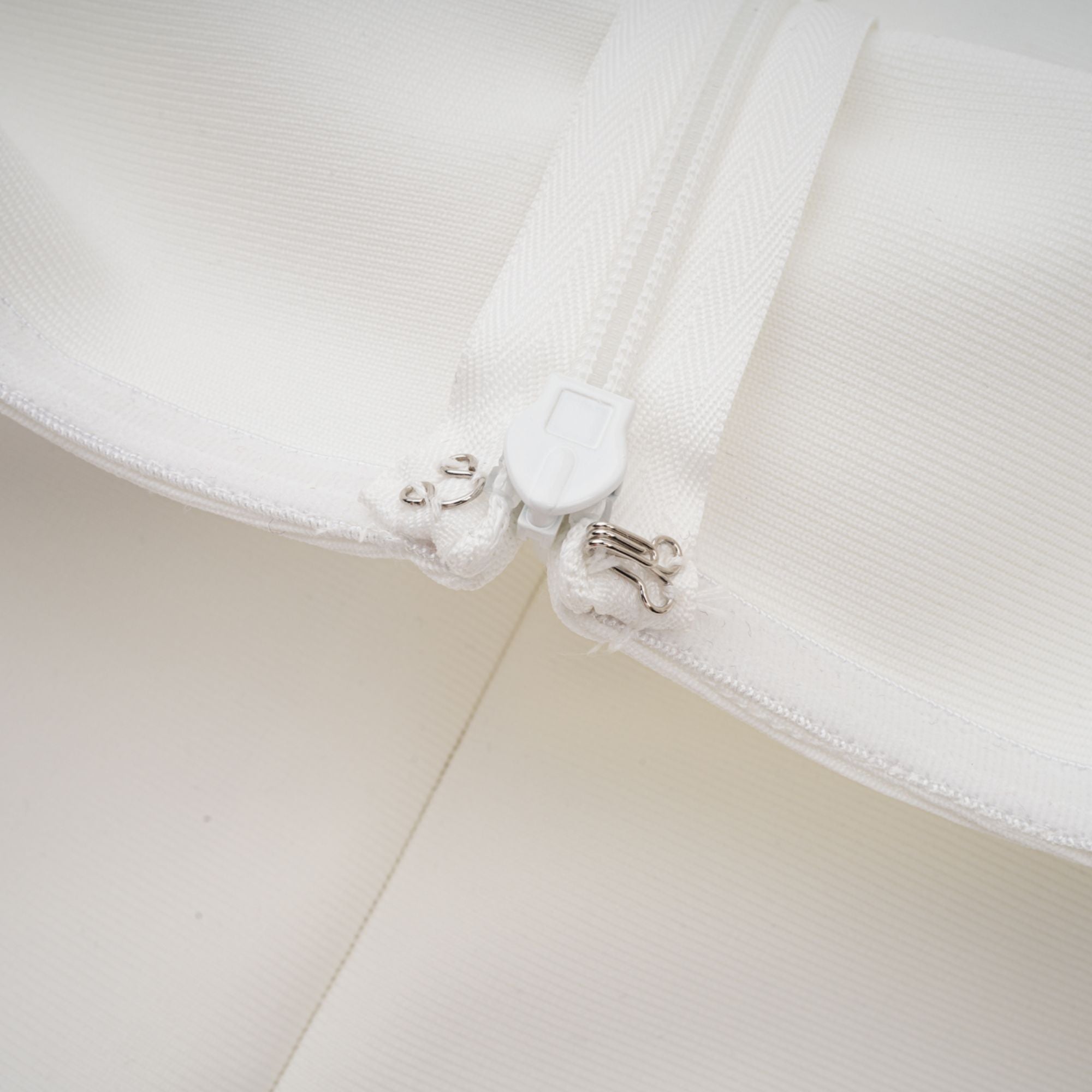 فستان أوليفيا ماكسي أبيض مزين بالزهور