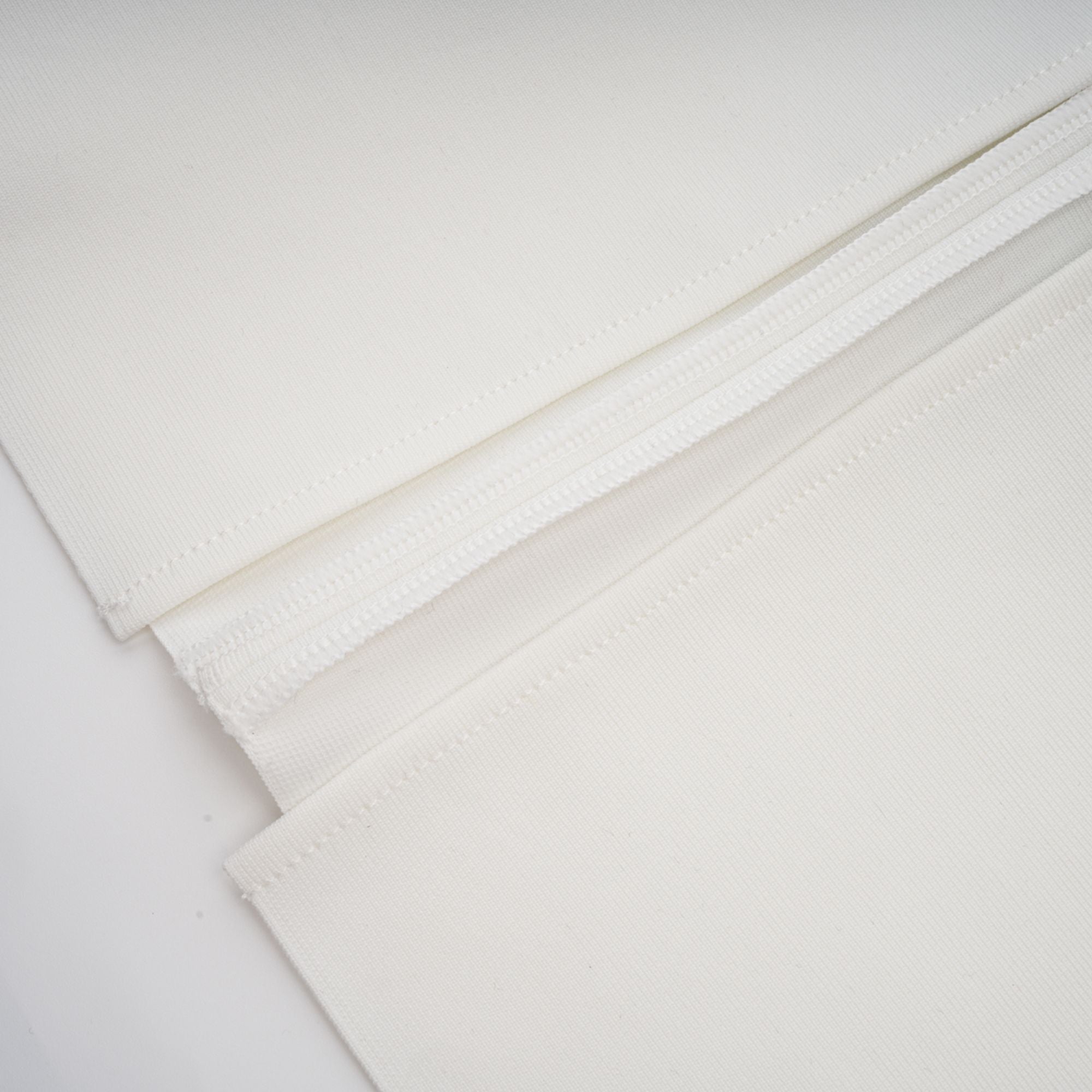 فستان أوليفيا ماكسي أبيض مزين بالزهور