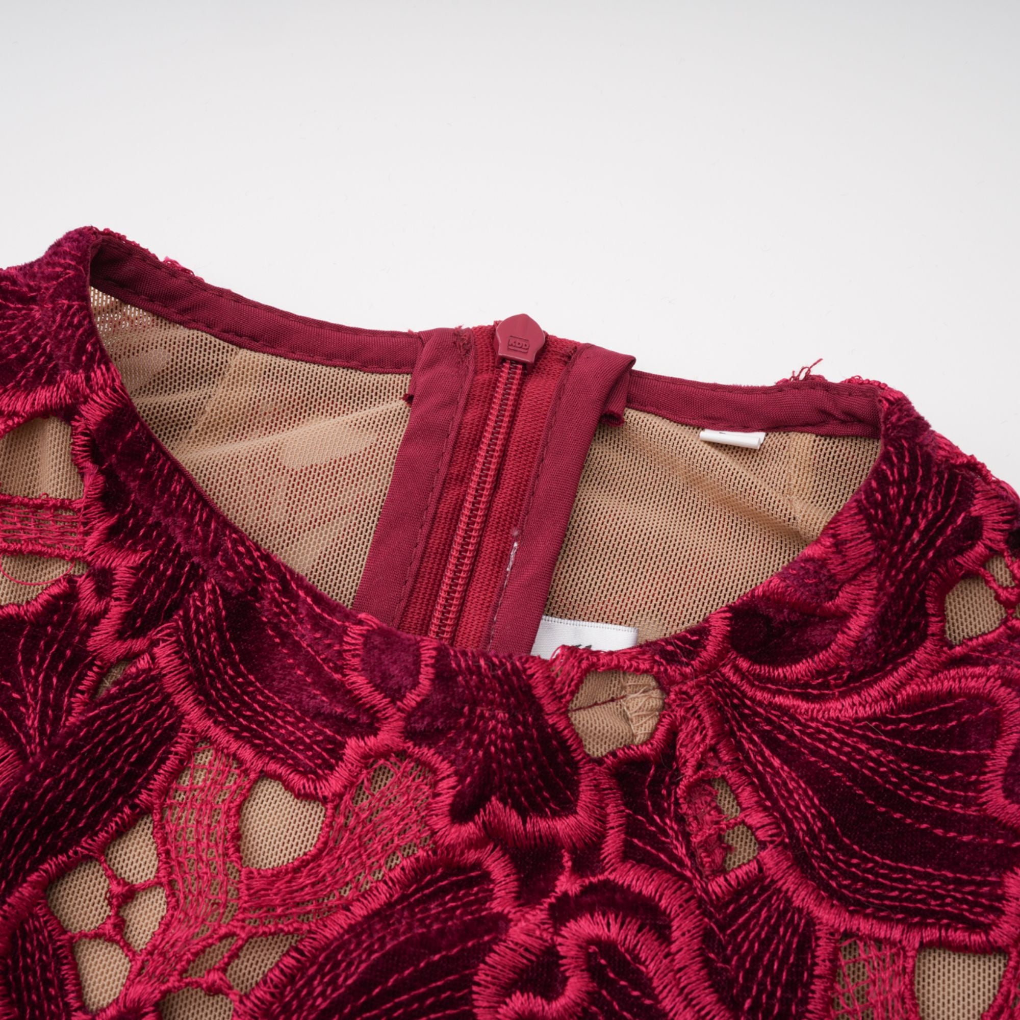 Hafdis Rotes Minikleid mit Blumenstickerei