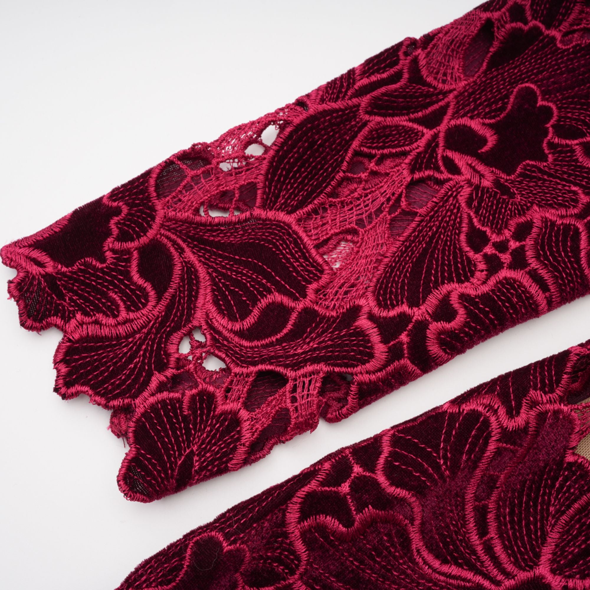 Hafdis Rotes Minikleid mit Blumenstickerei