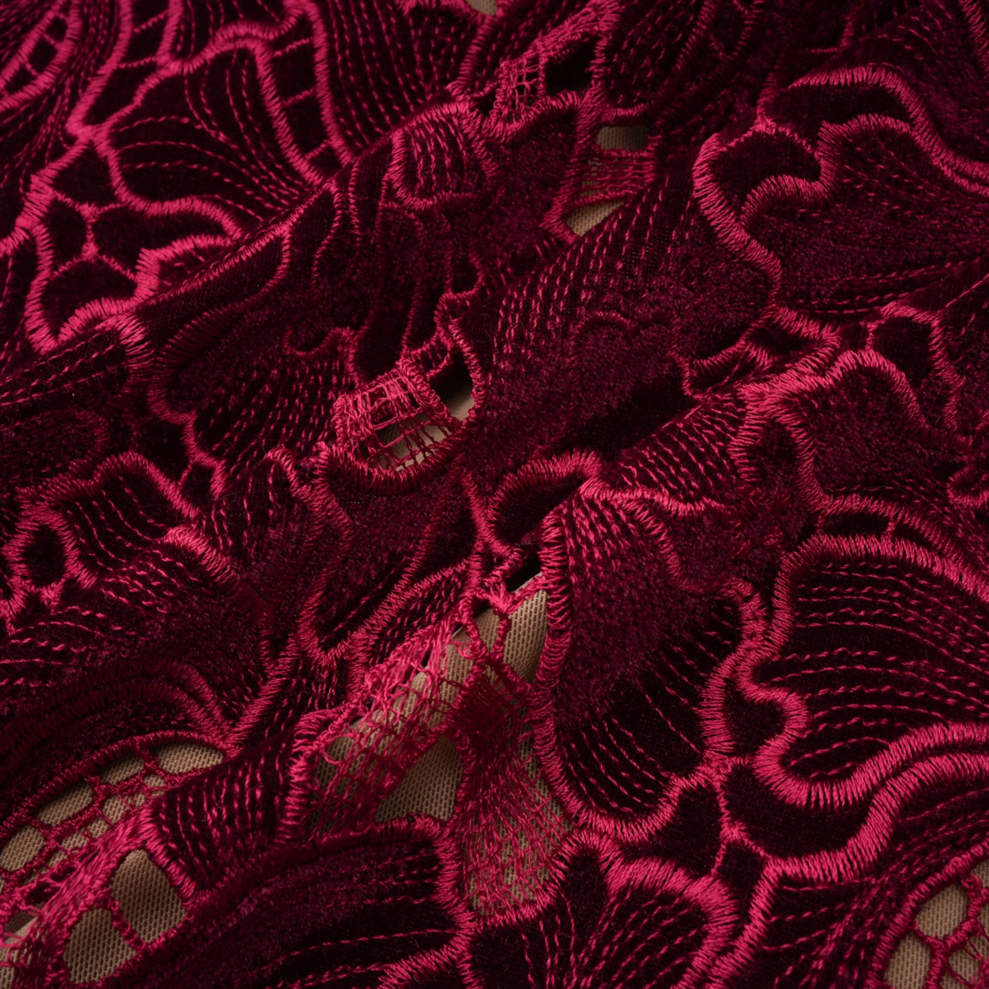 Hafdis Rotes Minikleid mit Blumenstickerei