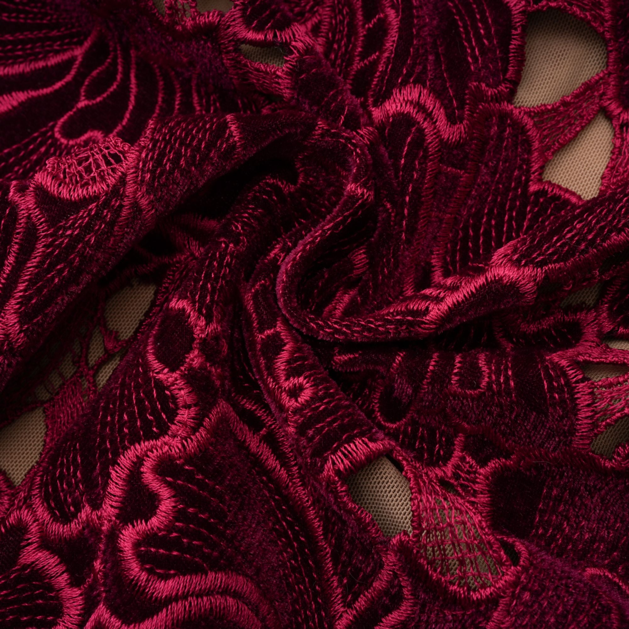 Hafdis Rotes Minikleid mit Blumenstickerei