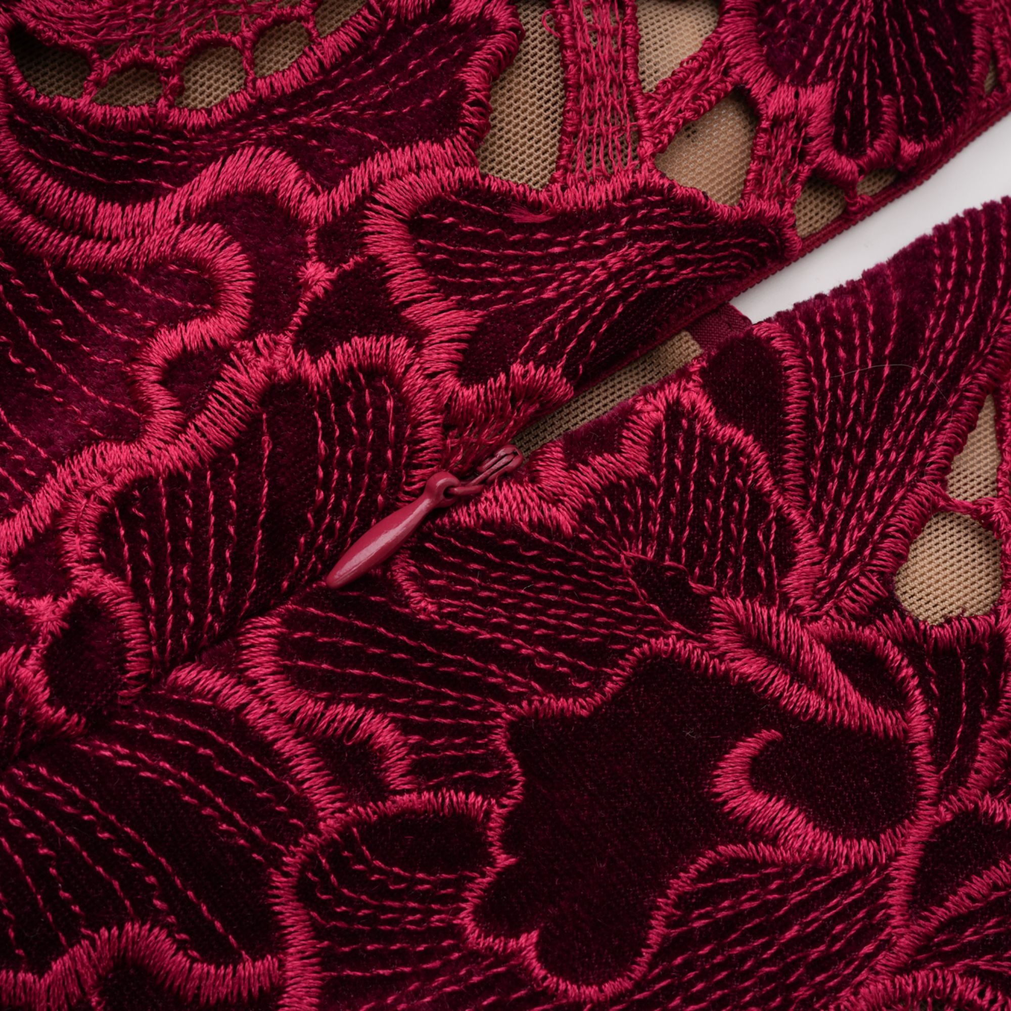 Hafdis Rotes Minikleid mit Blumenstickerei