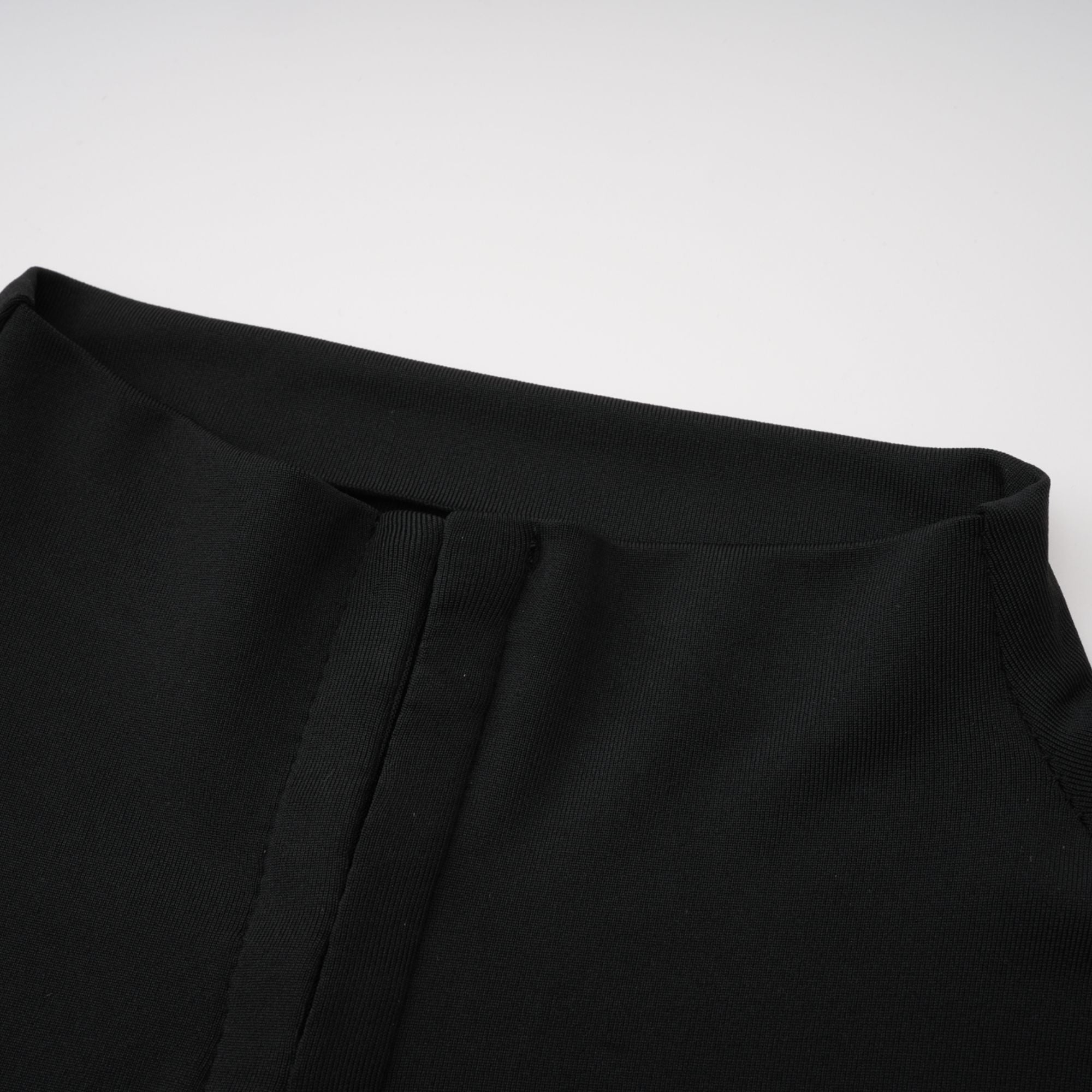 Andrea Schwarzes Minikleid mit Schlüsselloch-Korsett