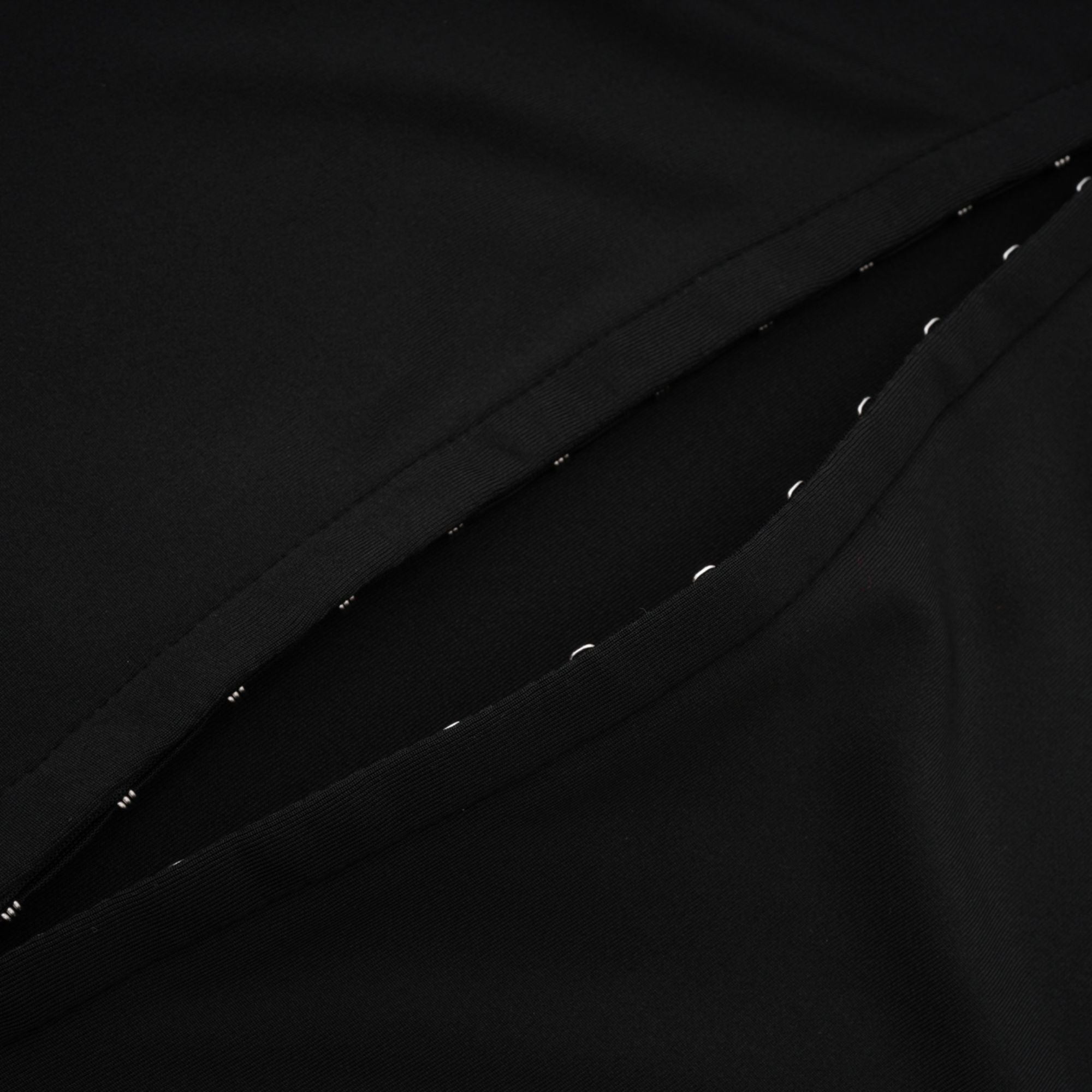 Andrea Schwarzes Minikleid mit Schlüsselloch-Korsett