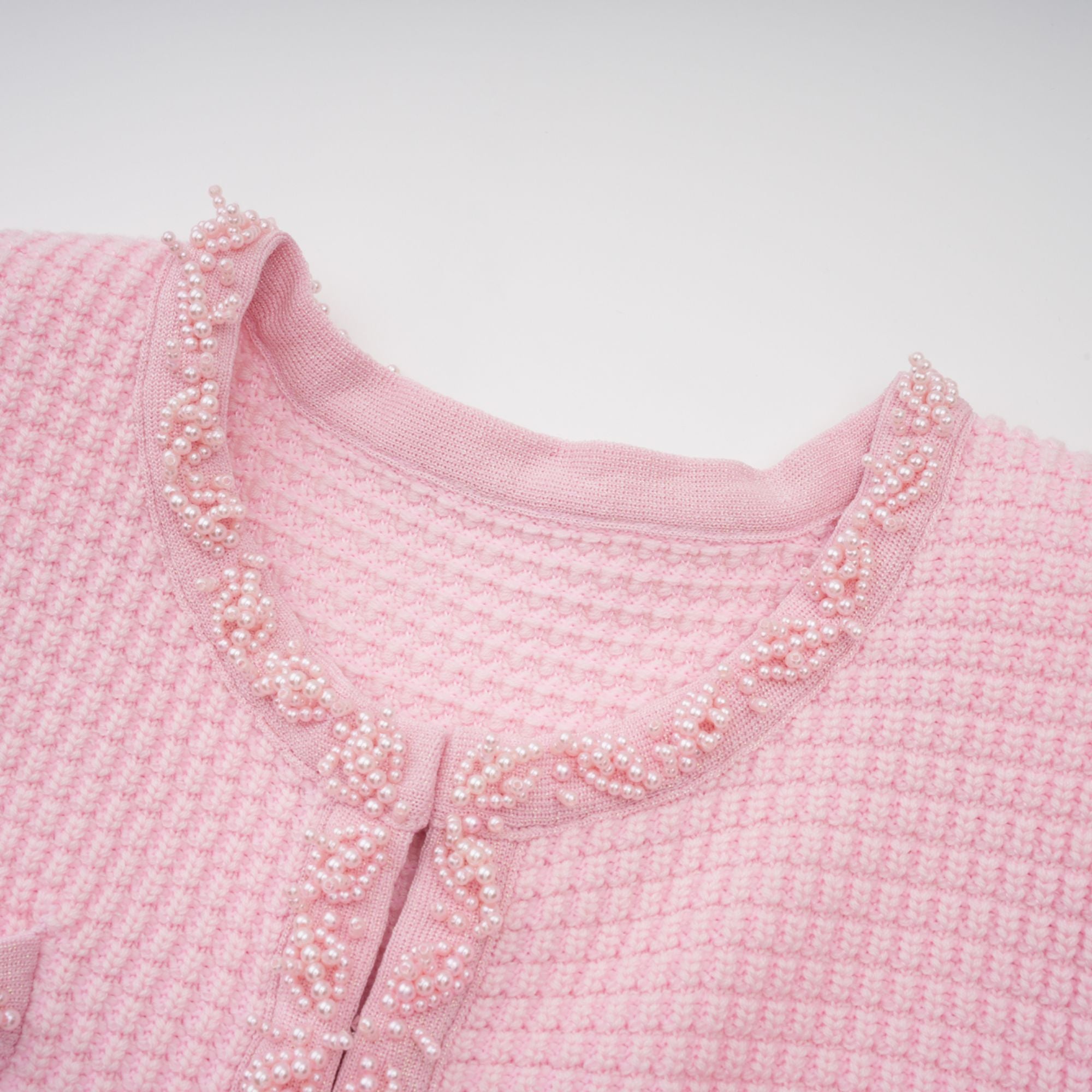 فستان يوجيني الوردي القصير المحبوك بالخرز