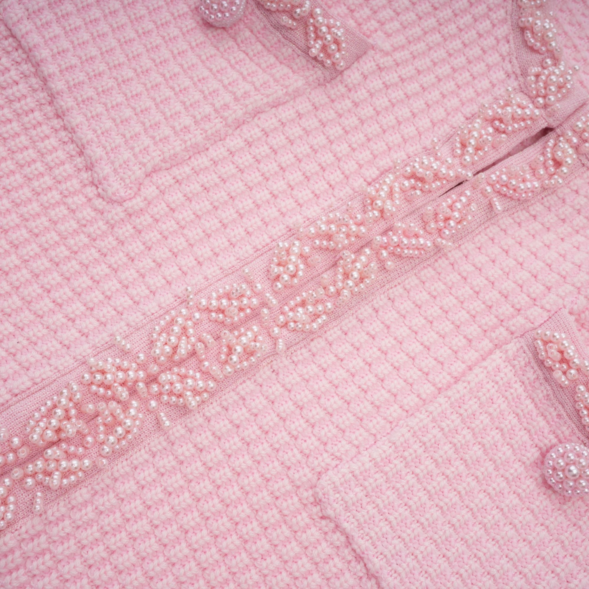 فستان يوجيني الوردي القصير المحبوك بالخرز