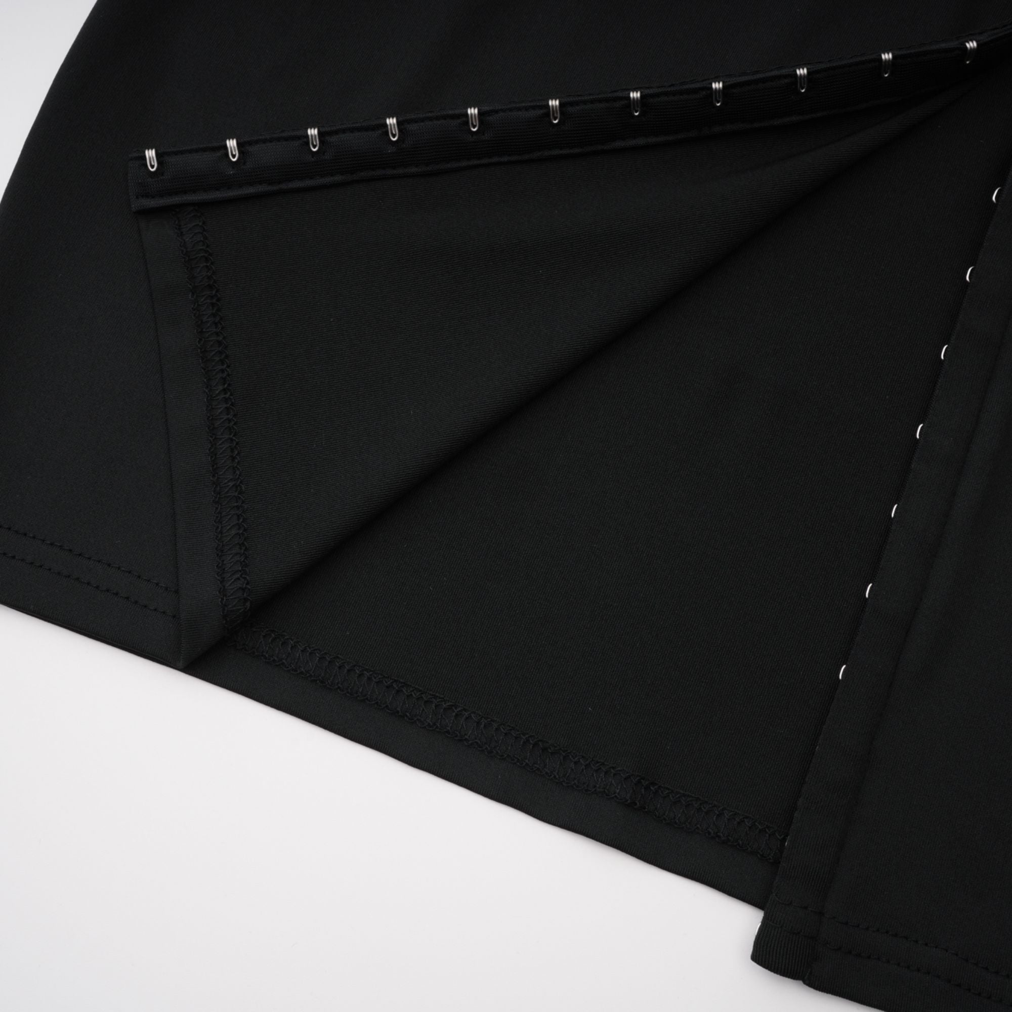 Andrea Schwarzes Minikleid mit Schlüsselloch-Korsett