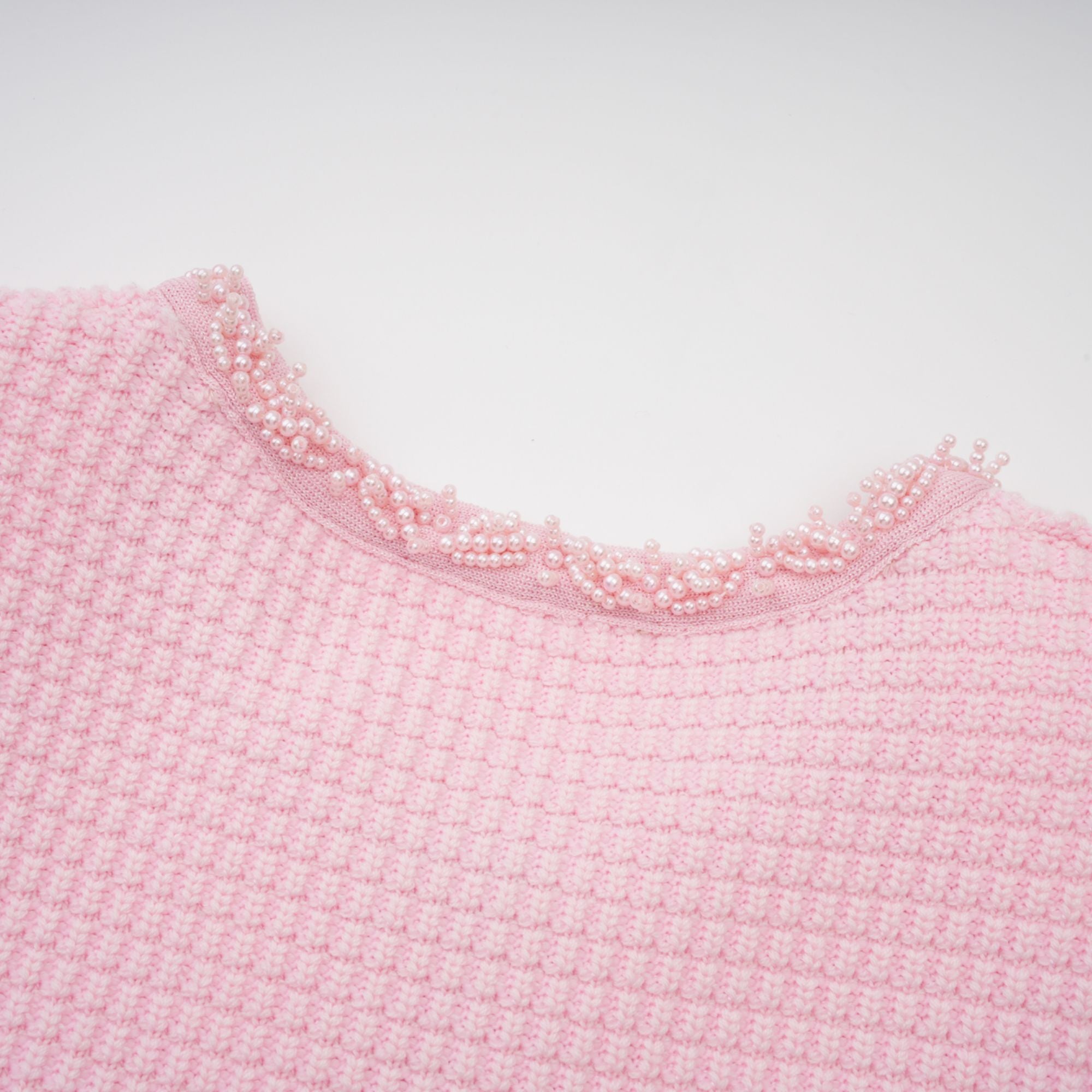 فستان يوجيني الوردي القصير المحبوك بالخرز