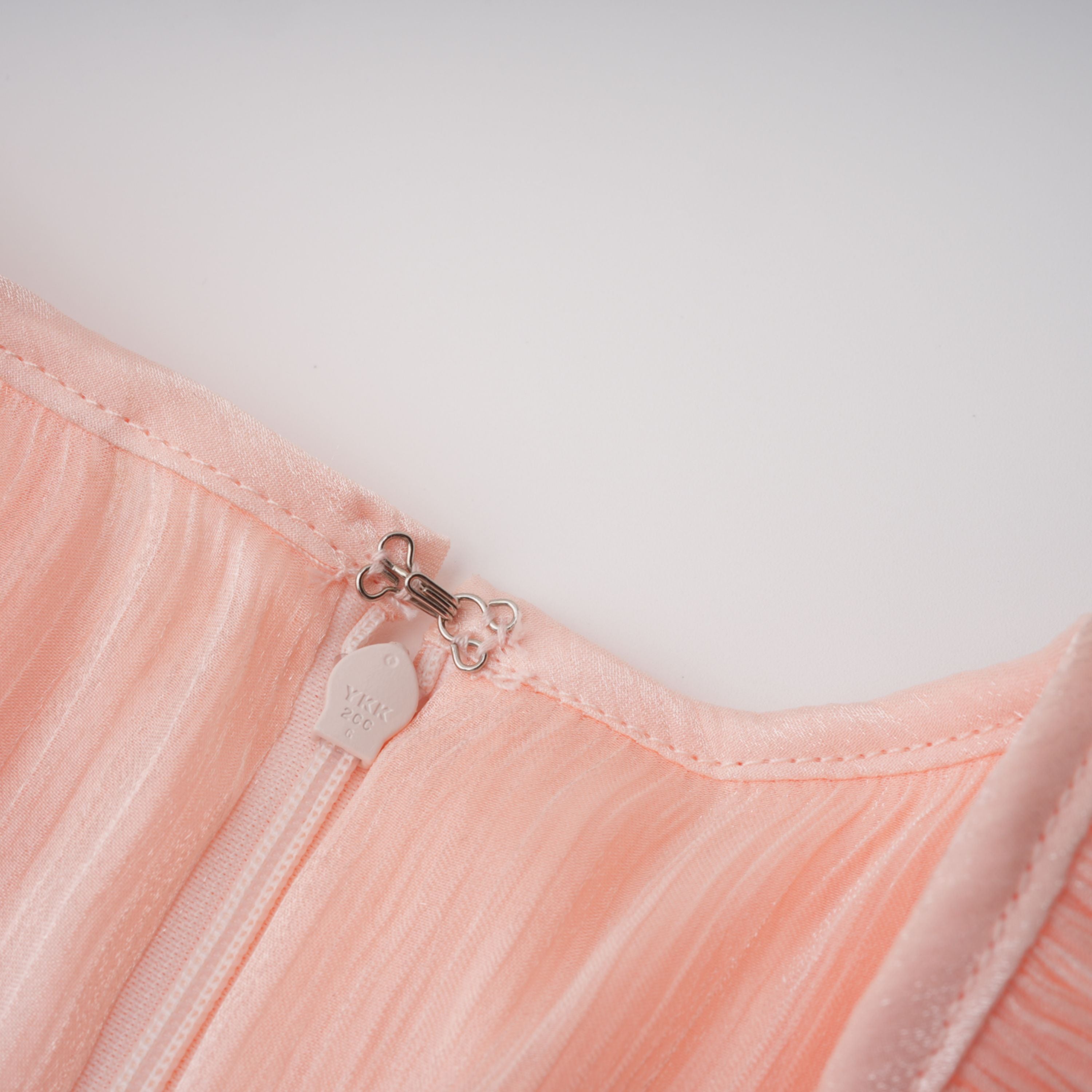 مجموعة بلوزة وتنورة ميلودي باللون الوردي اللامع