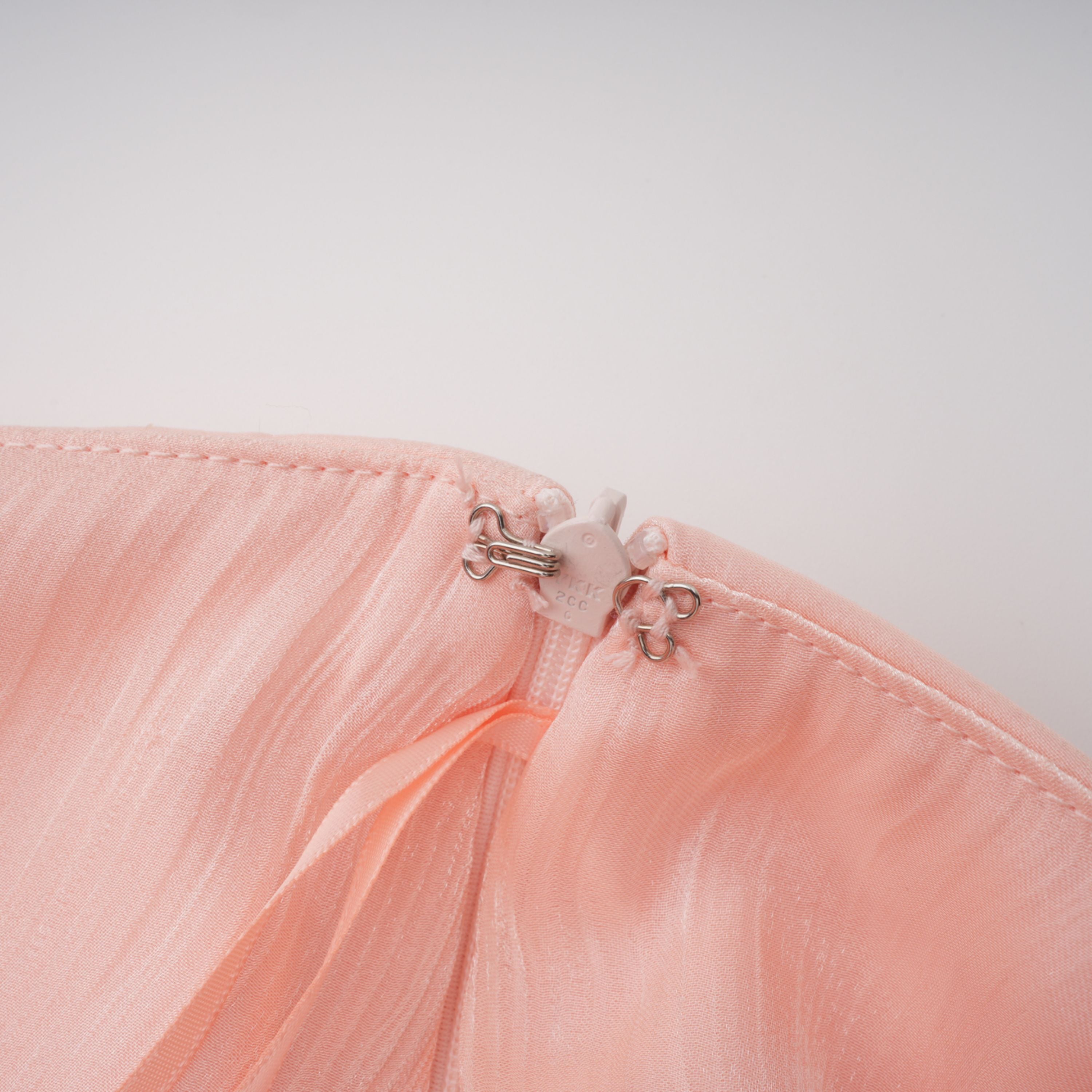 مجموعة بلوزة وتنورة ميلودي باللون الوردي اللامع