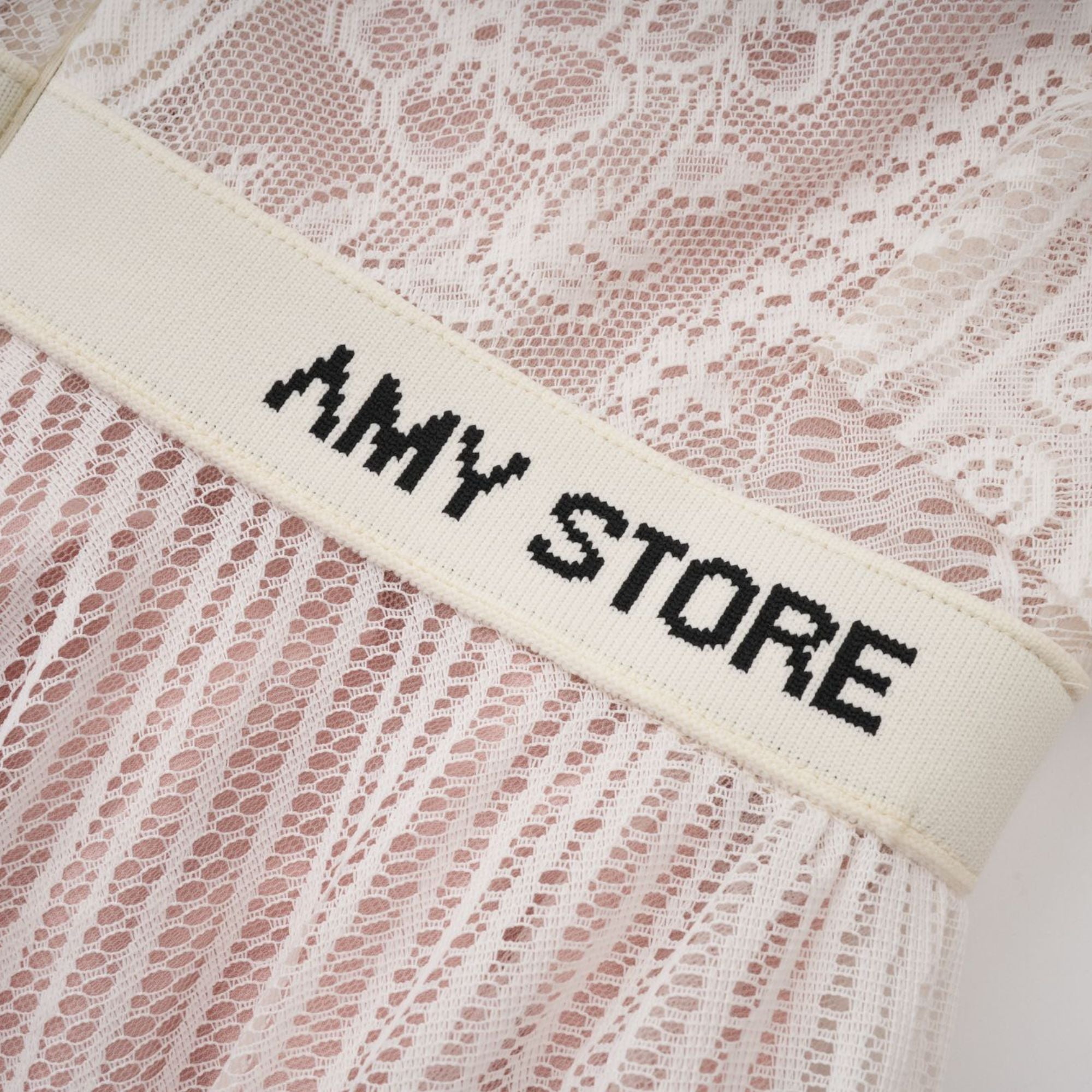 فستان فيبي متوسط الطول من قماش الجاكار الأبيض المزهر والدانتيل