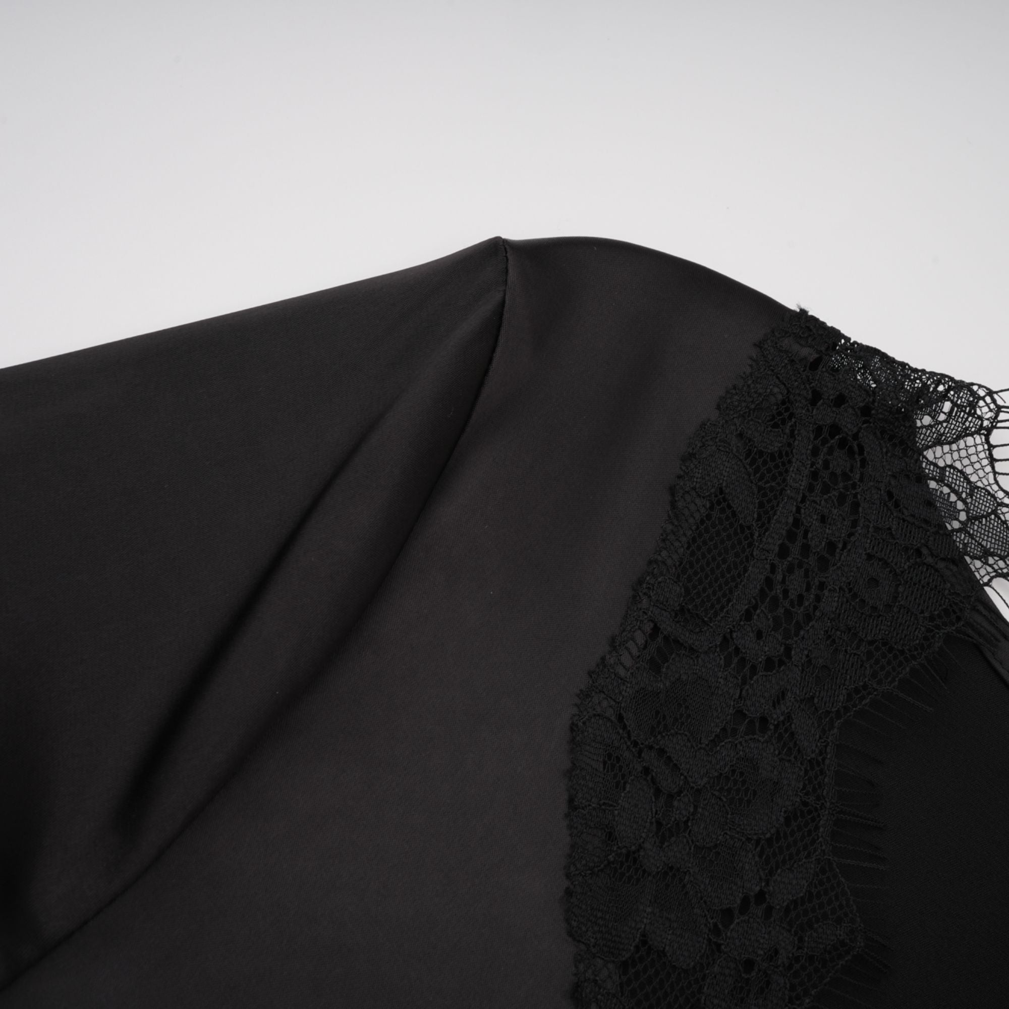 فستان دانتيلا ساتان متوسط الطول أسود مع أجزاء من الدانتيل