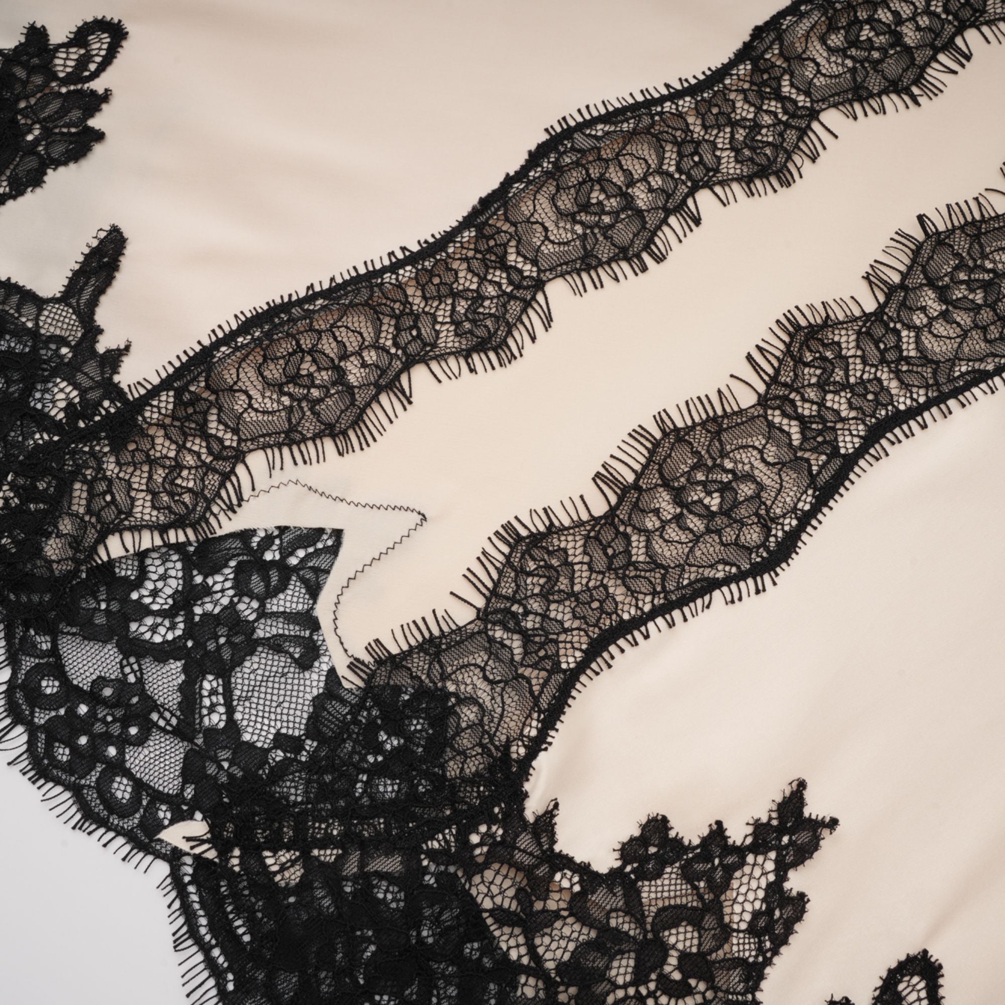 فستان دانتيلا ساتان متوسط الطول أسود مع أجزاء من الدانتيل