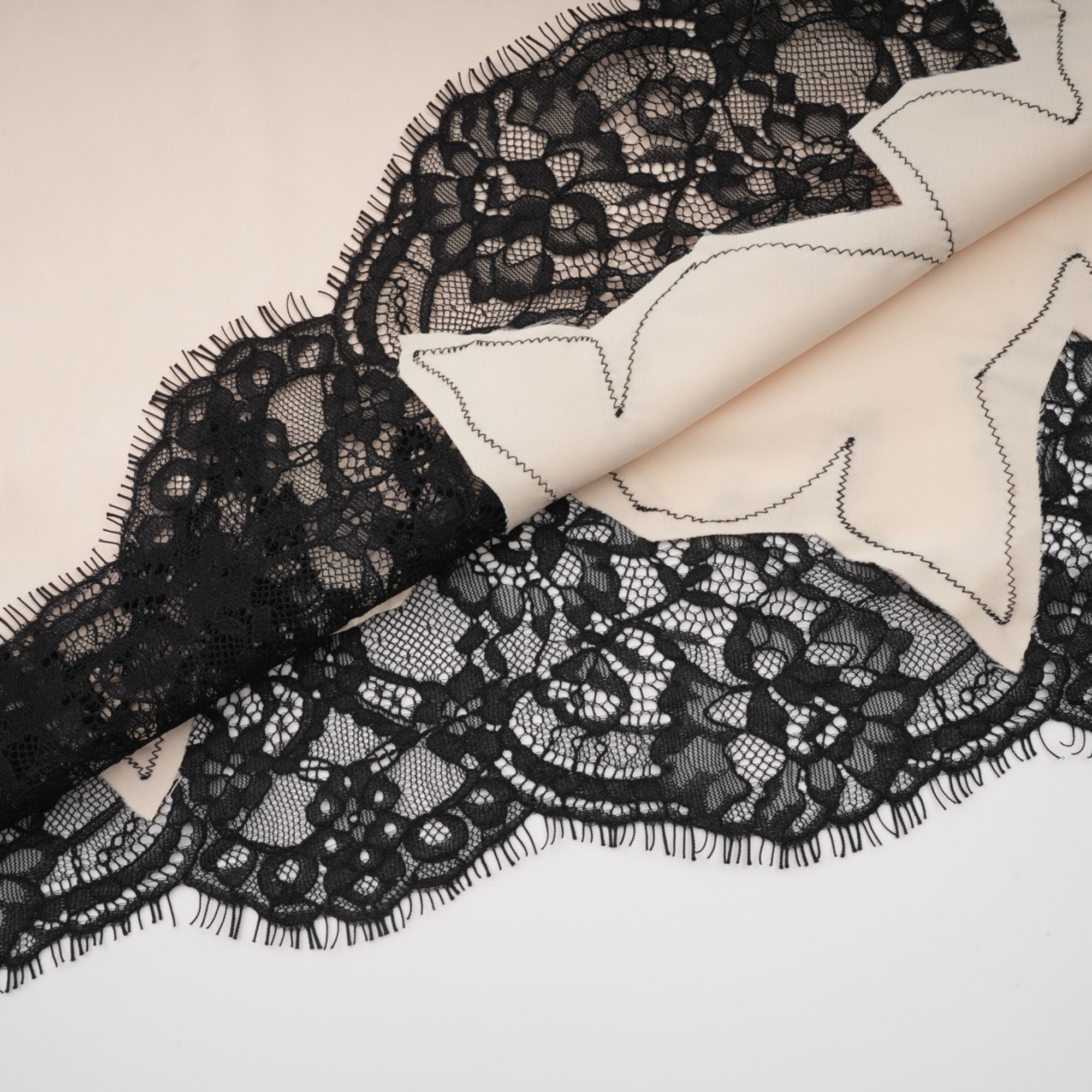 Raphaëlle – Maxikleid aus Satin mit Spitzenbesatz in neutralen Farbtönen