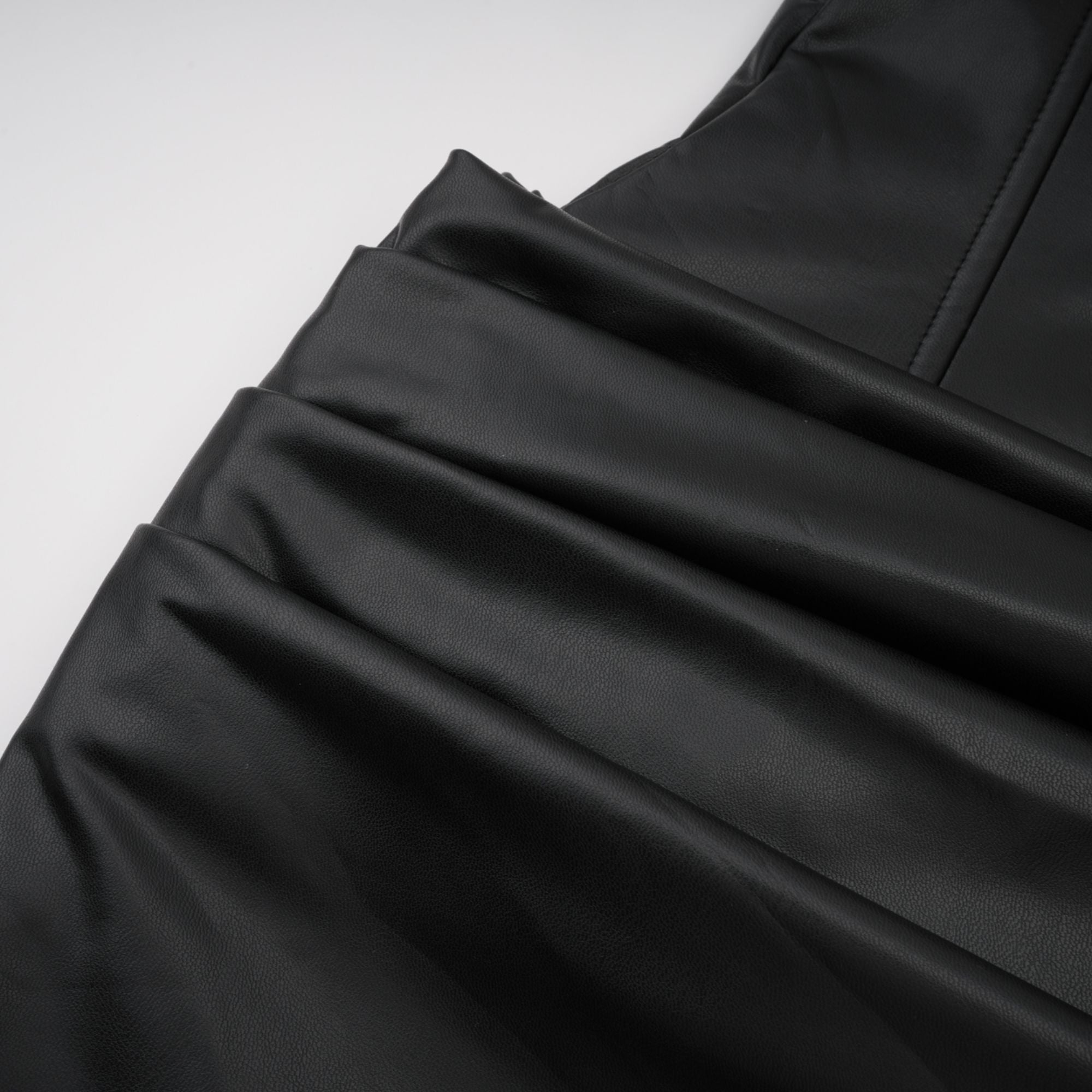 Agnes Schwarzes, gerafftes Leder-Bodycon-Minikleid