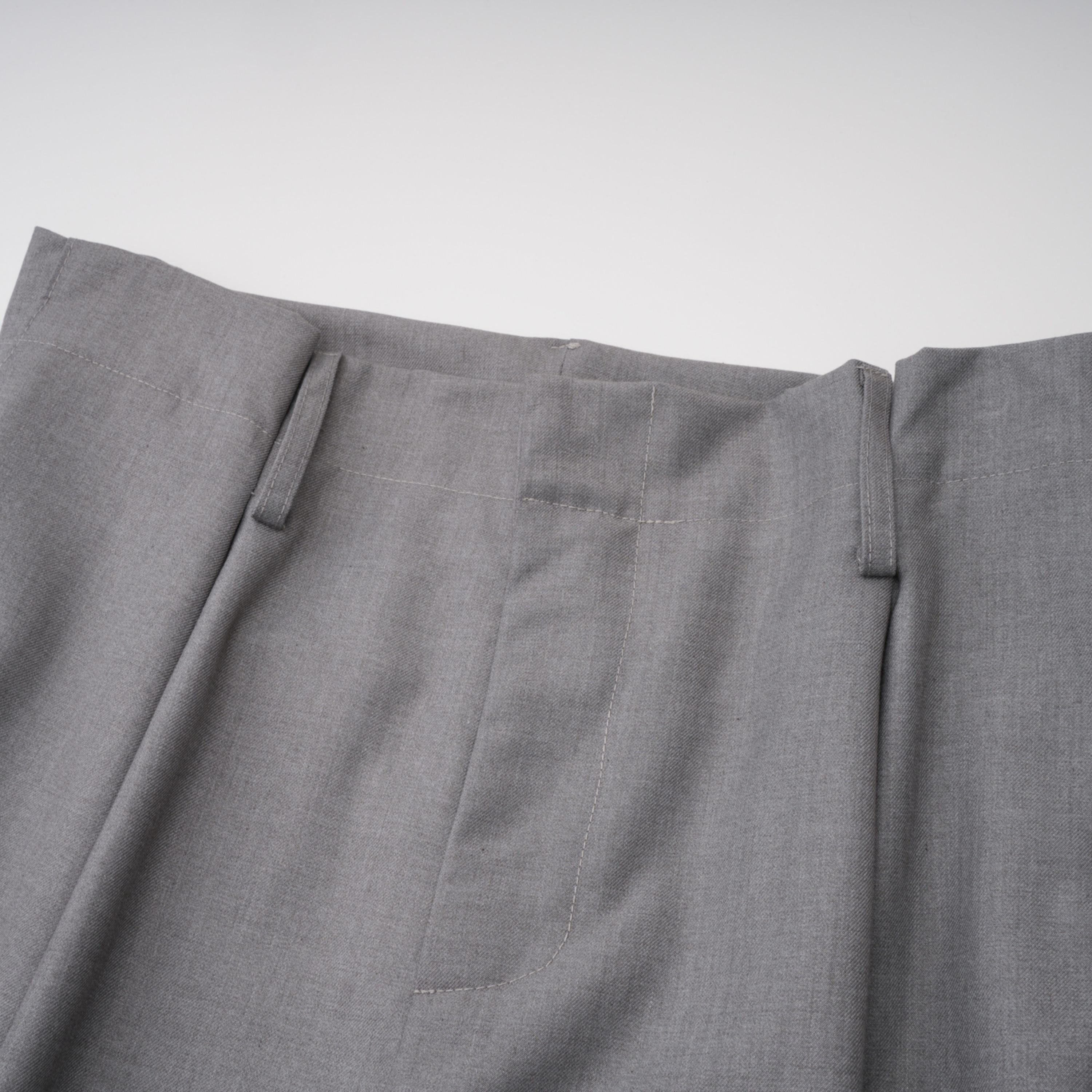 Cynthia Grey Asymmetrisches Set aus drapiertem Hemd und Hose