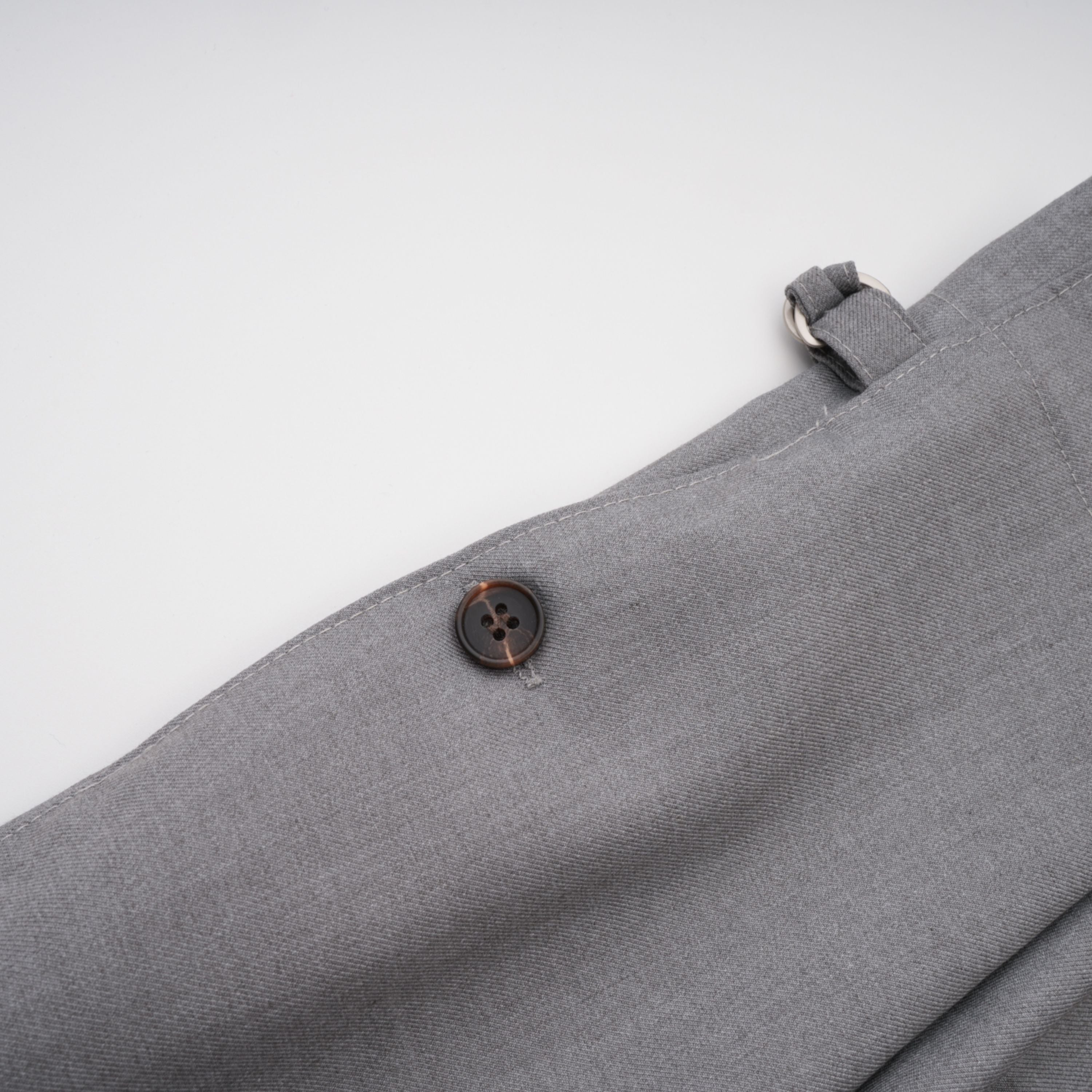 Cynthia Grey Asymmetrisches Set aus drapiertem Hemd und Hose