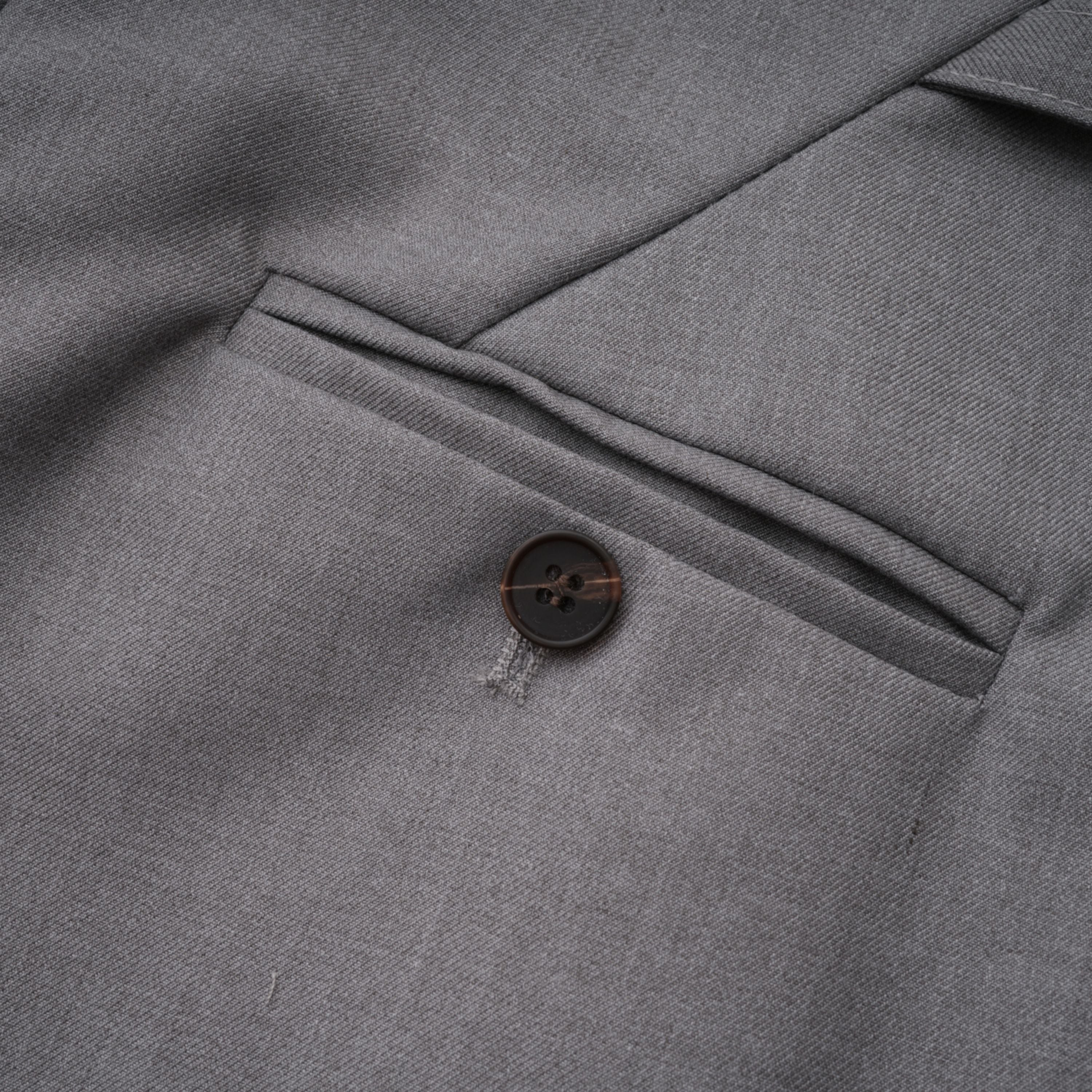 Cynthia Grey Asymmetrisches Set aus drapiertem Hemd und Hose