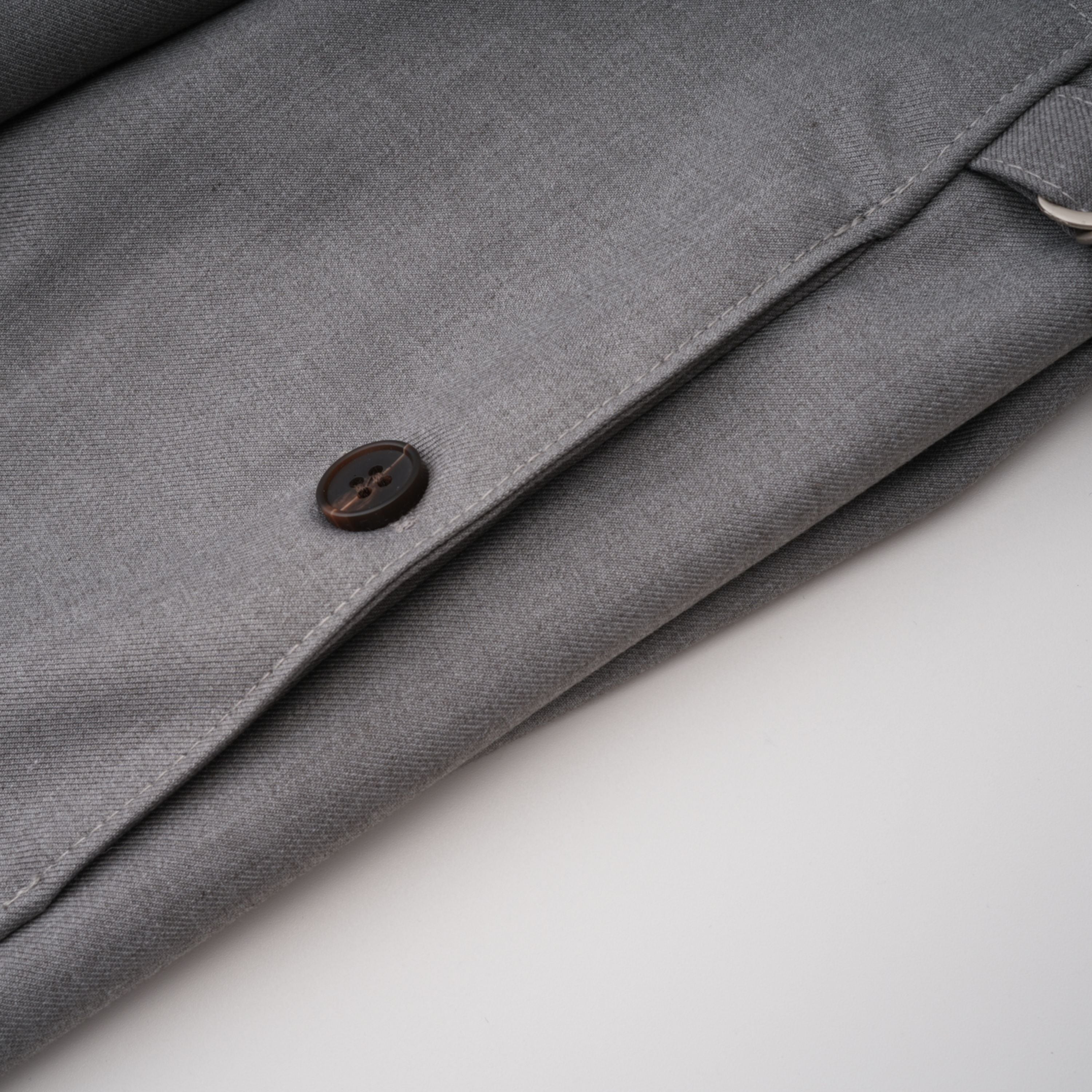 Cynthia Grey Asymmetrisches Set aus drapiertem Hemd und Hose