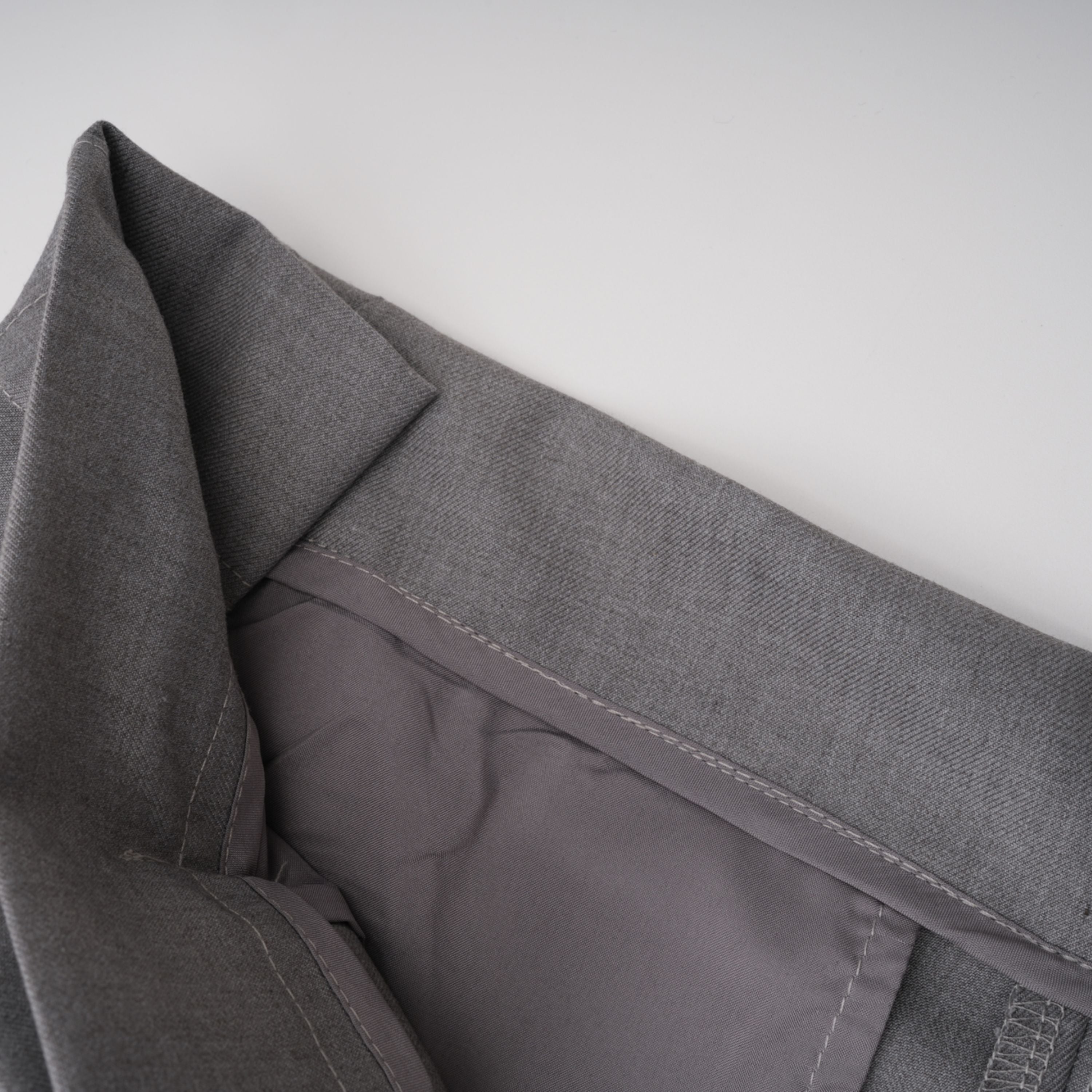 Cynthia Grey Asymmetrisches Set aus drapiertem Hemd und Hose