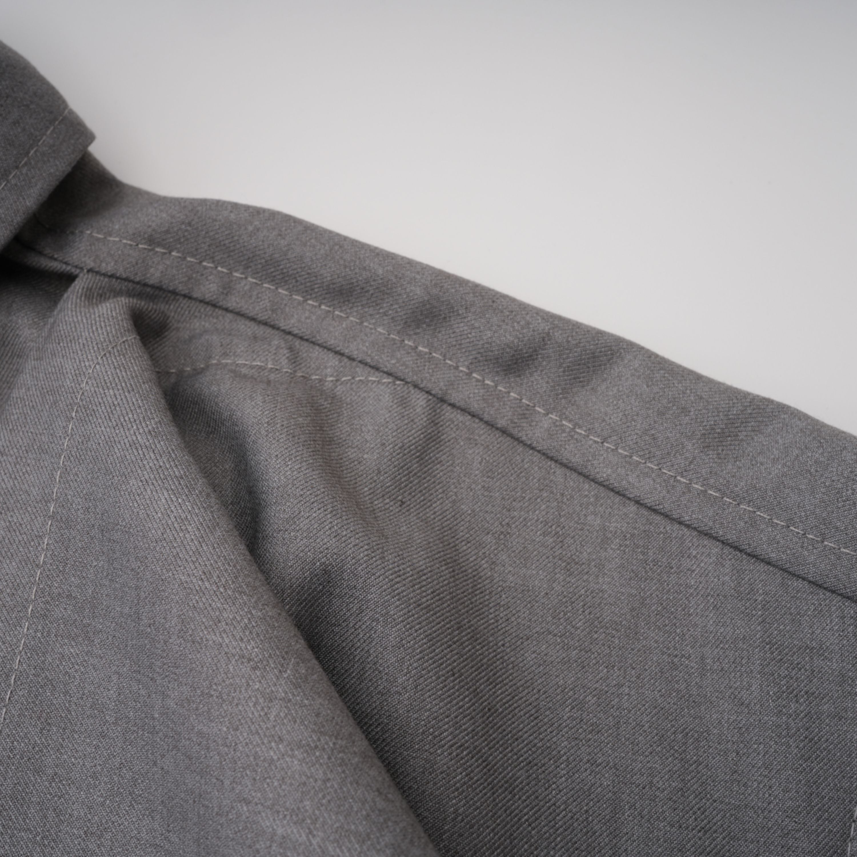 Cynthia Grey Asymmetrisches Set aus drapiertem Hemd und Hose