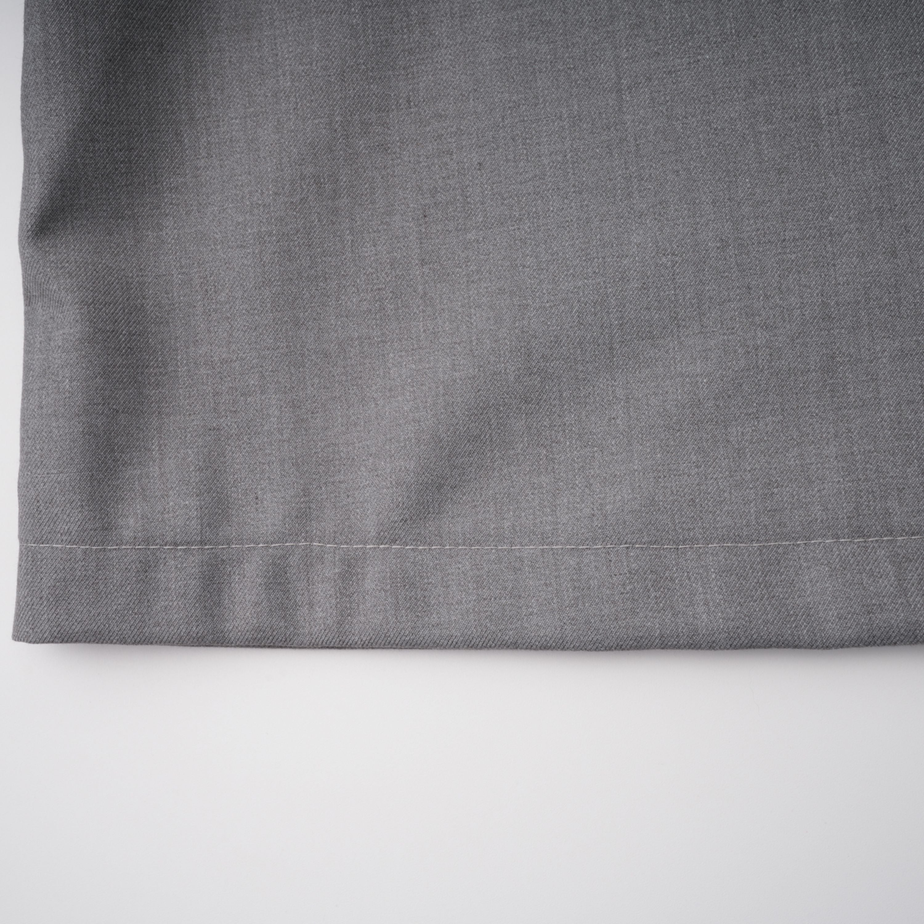 Cynthia Grey Asymmetrisches Set aus drapiertem Hemd und Hose