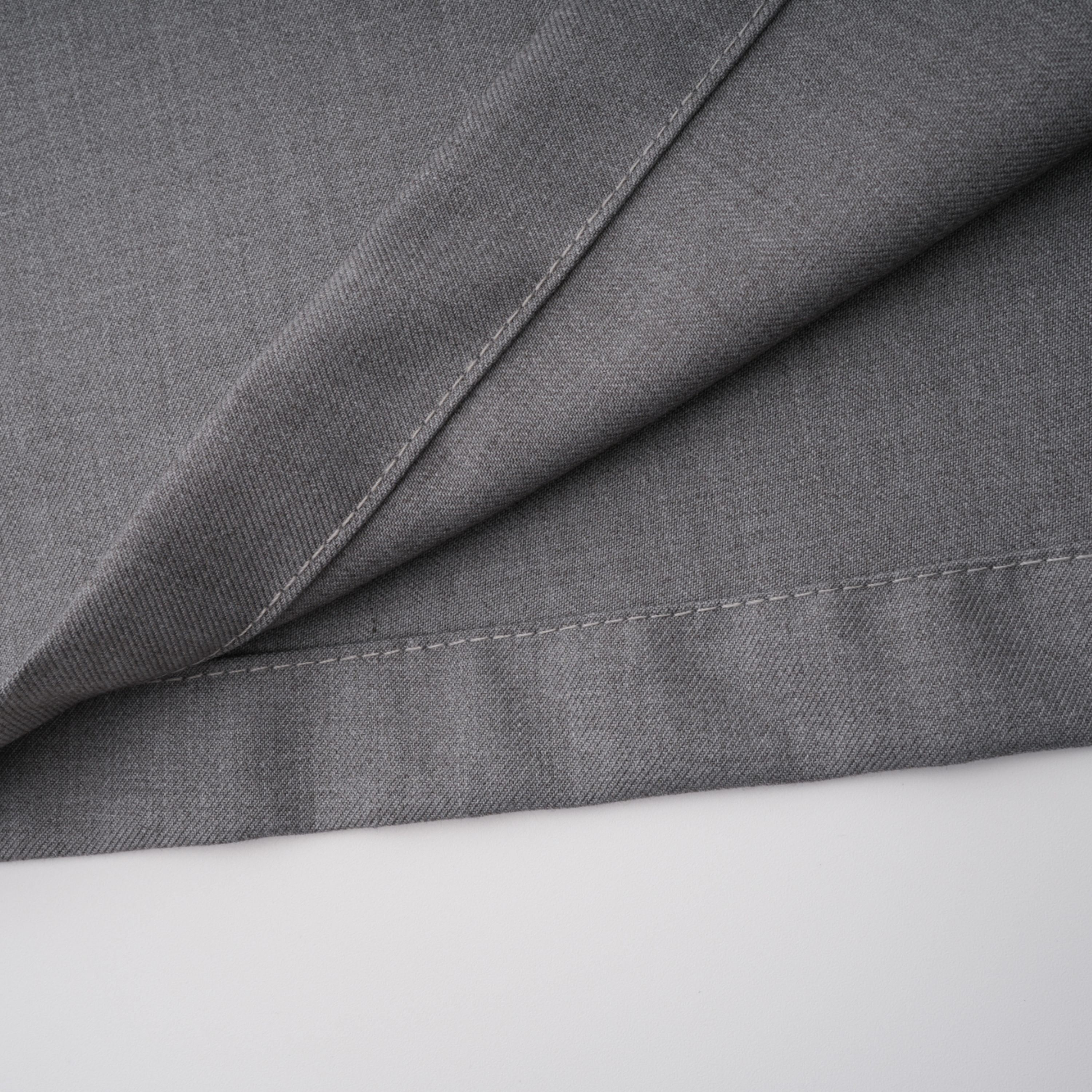 Cynthia Grey Asymmetrisches Set aus drapiertem Hemd und Hose