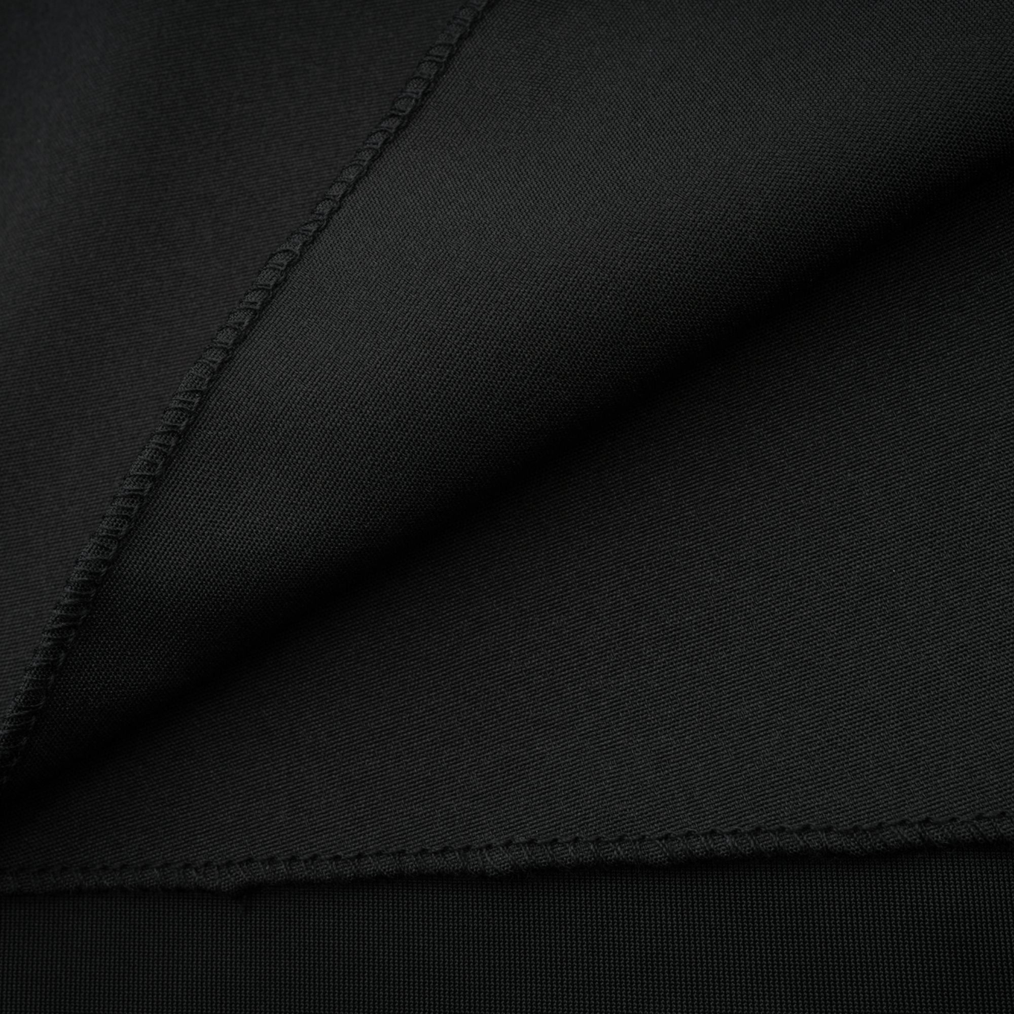 فستان ماكسي مفتوح الظهر من المخمل مزين بأودري