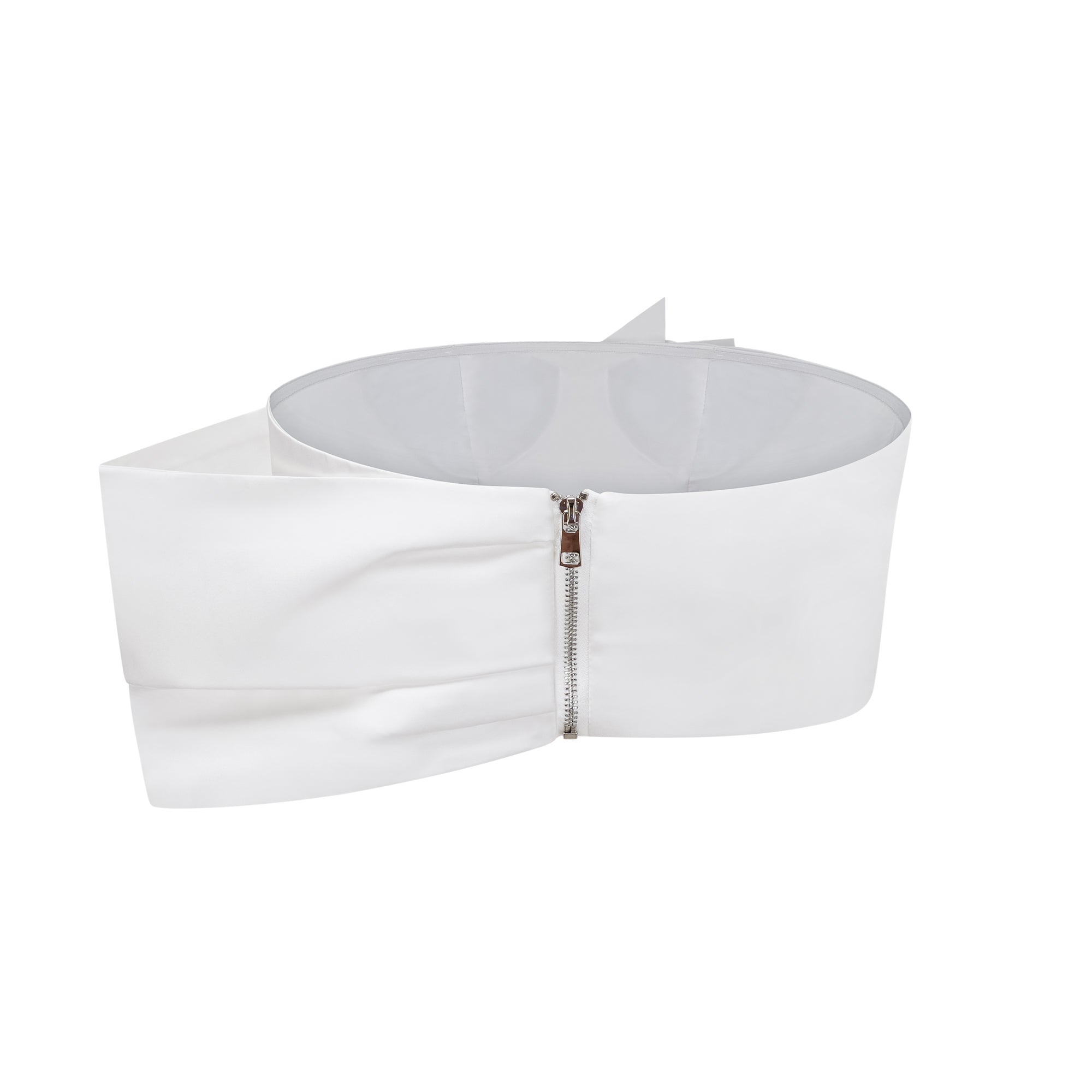 طقم هونورين المكون من بلوزة وتنورة مزينة بثنيات زهرية باللون الأبيض