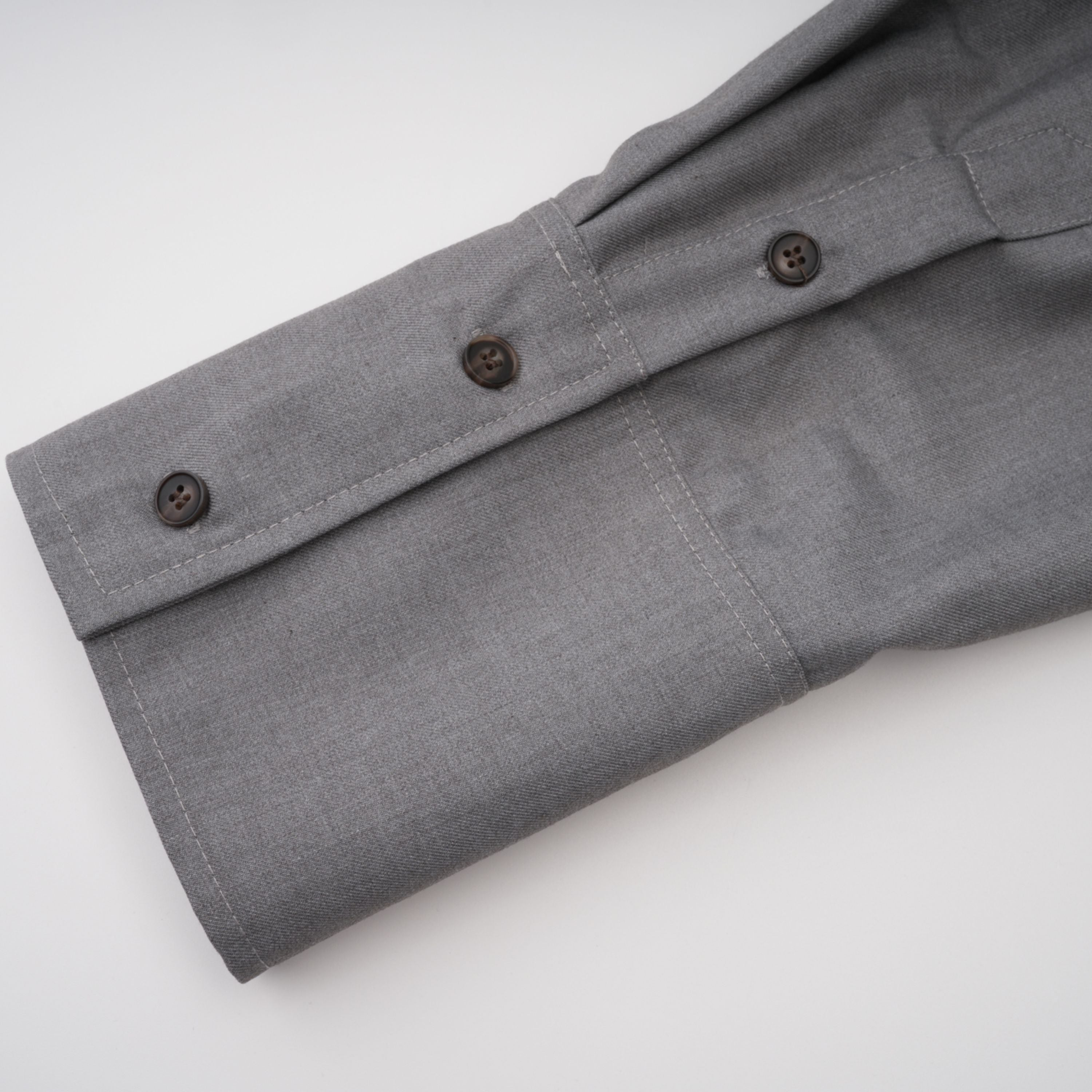 Cynthia Grey Asymmetrisches Set aus drapiertem Hemd und Hose