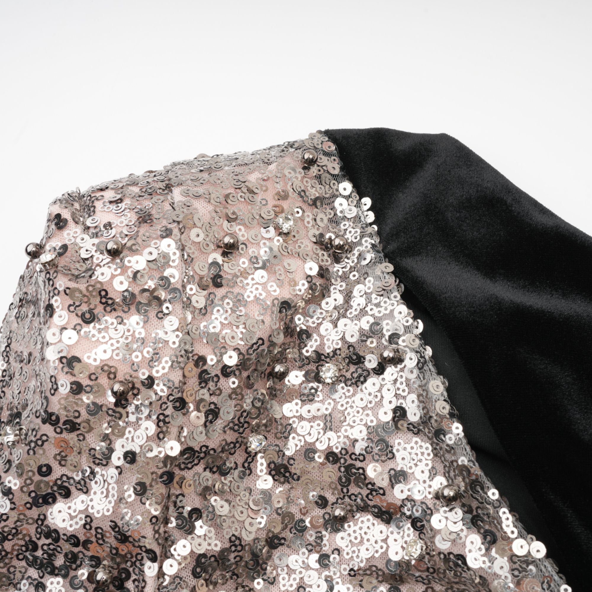 فستان جولييت ماكسي غير متماثل مزين بالترتر