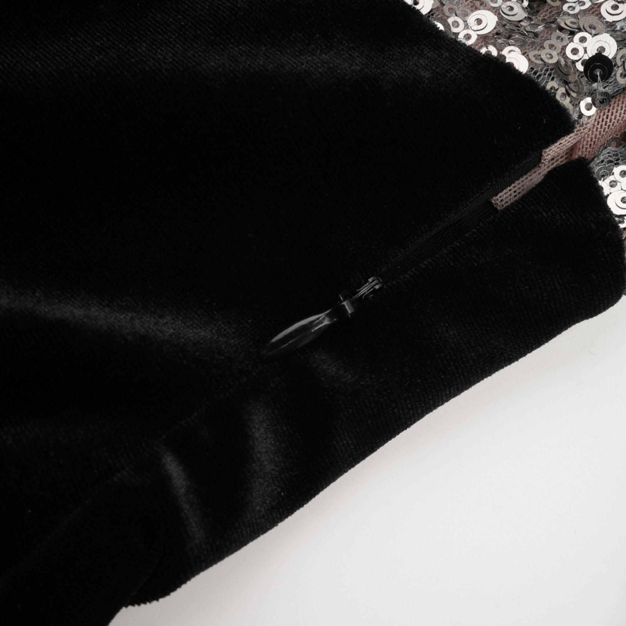 فستان جولييت ماكسي غير متماثل مزين بالترتر