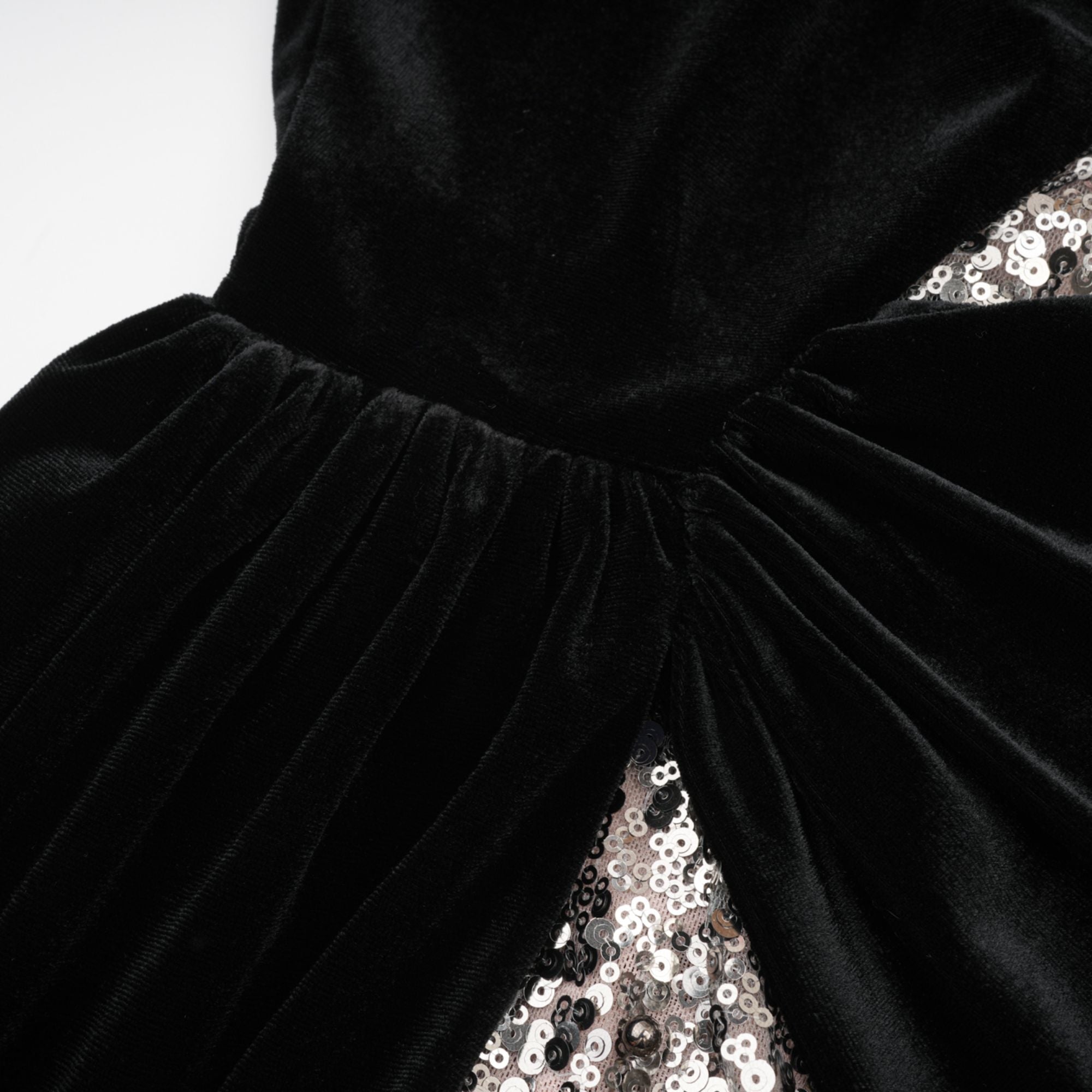 فستان جولييت ماكسي غير متماثل مزين بالترتر