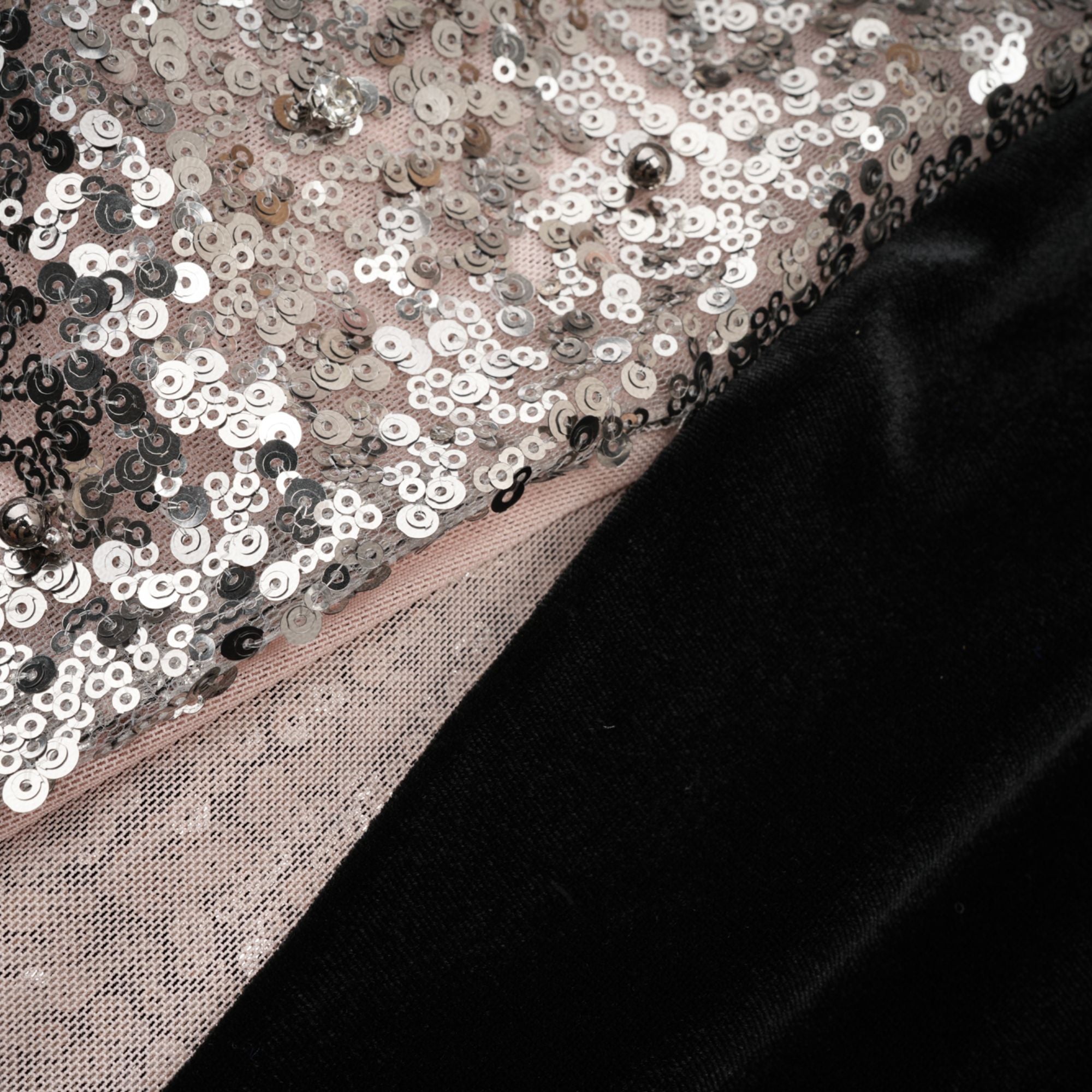 فستان جولييت ماكسي غير متماثل مزين بالترتر