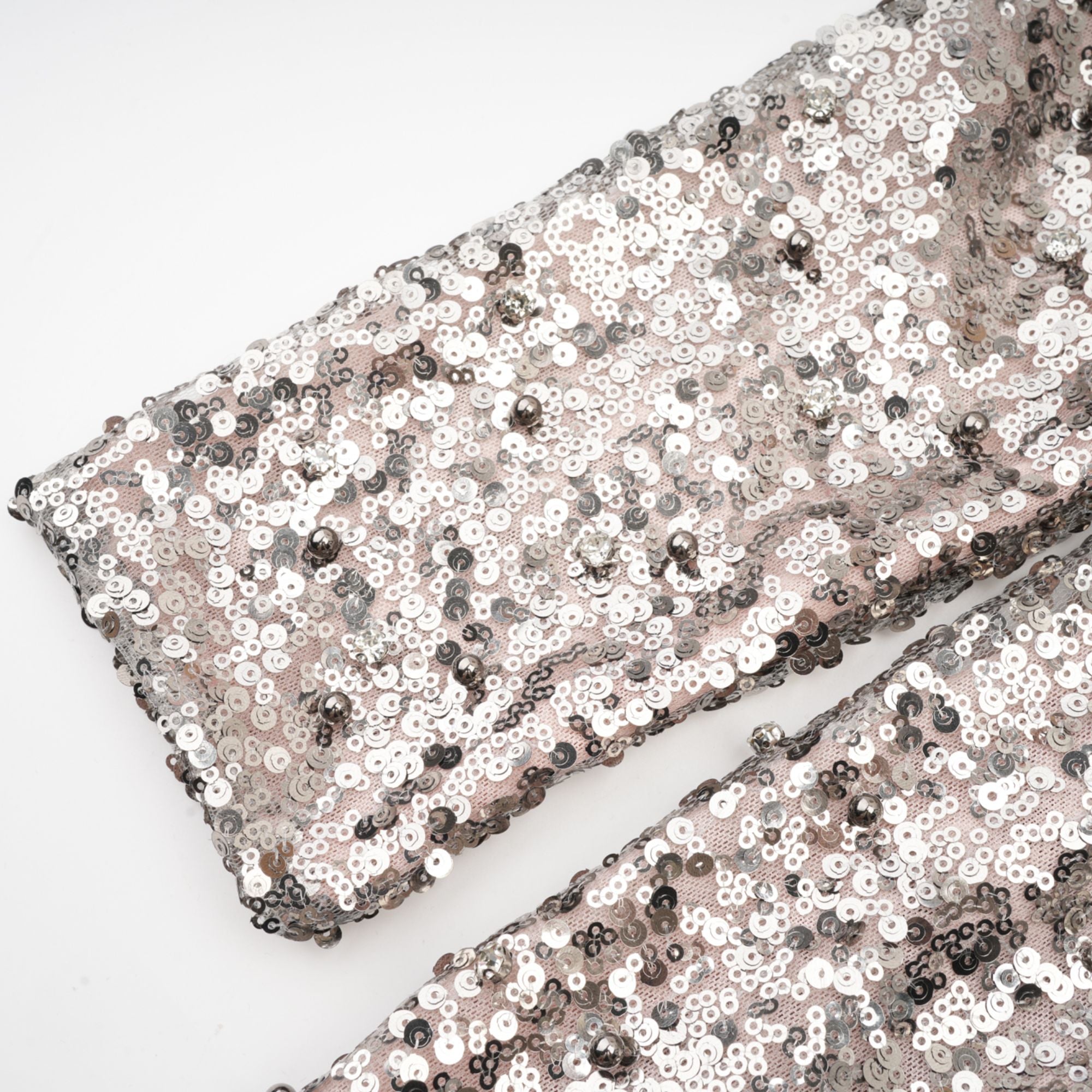 فستان جولييت ماكسي غير متماثل مزين بالترتر