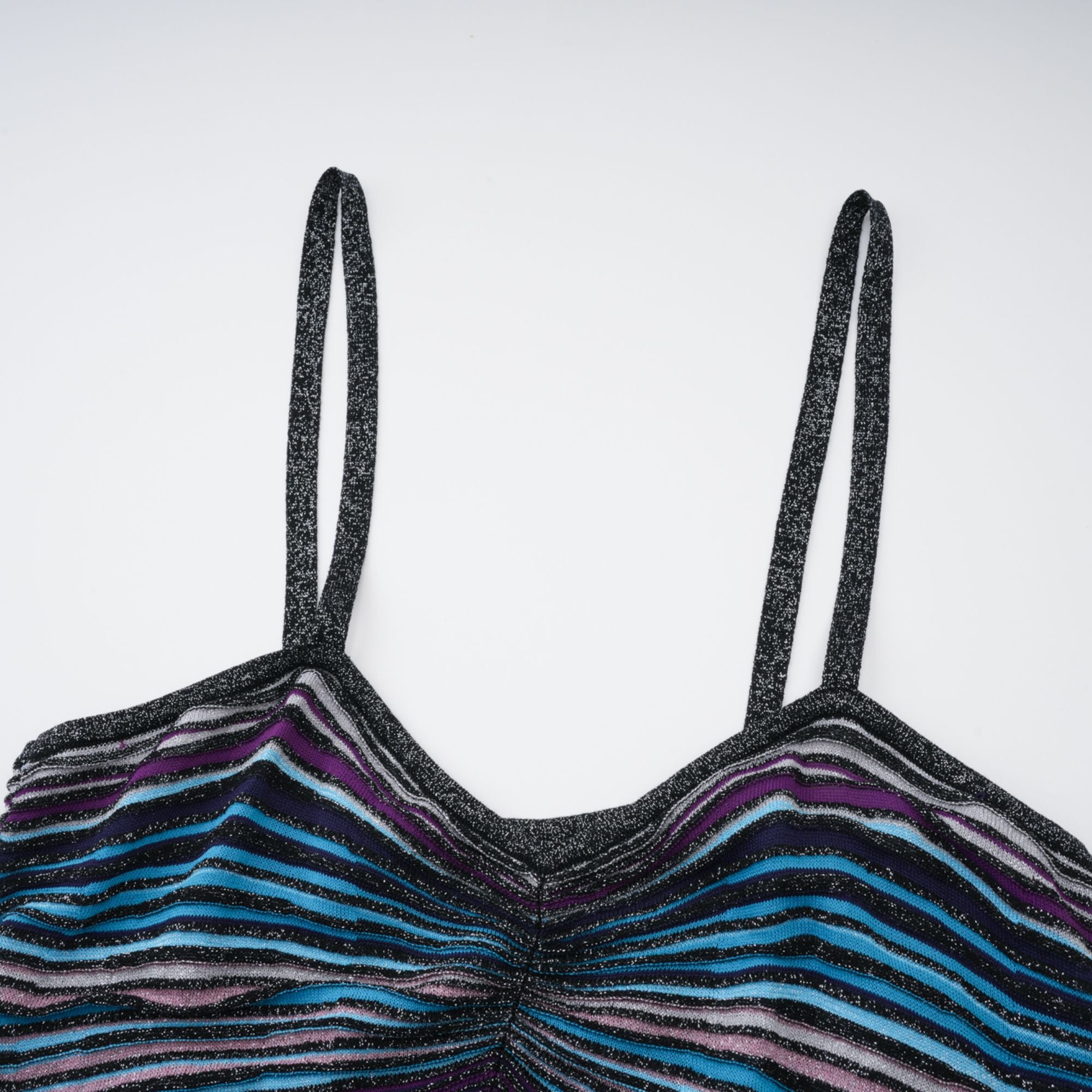 Bruyère – Lila gestreiftes Maxikleid aus Strick mit Pailletten