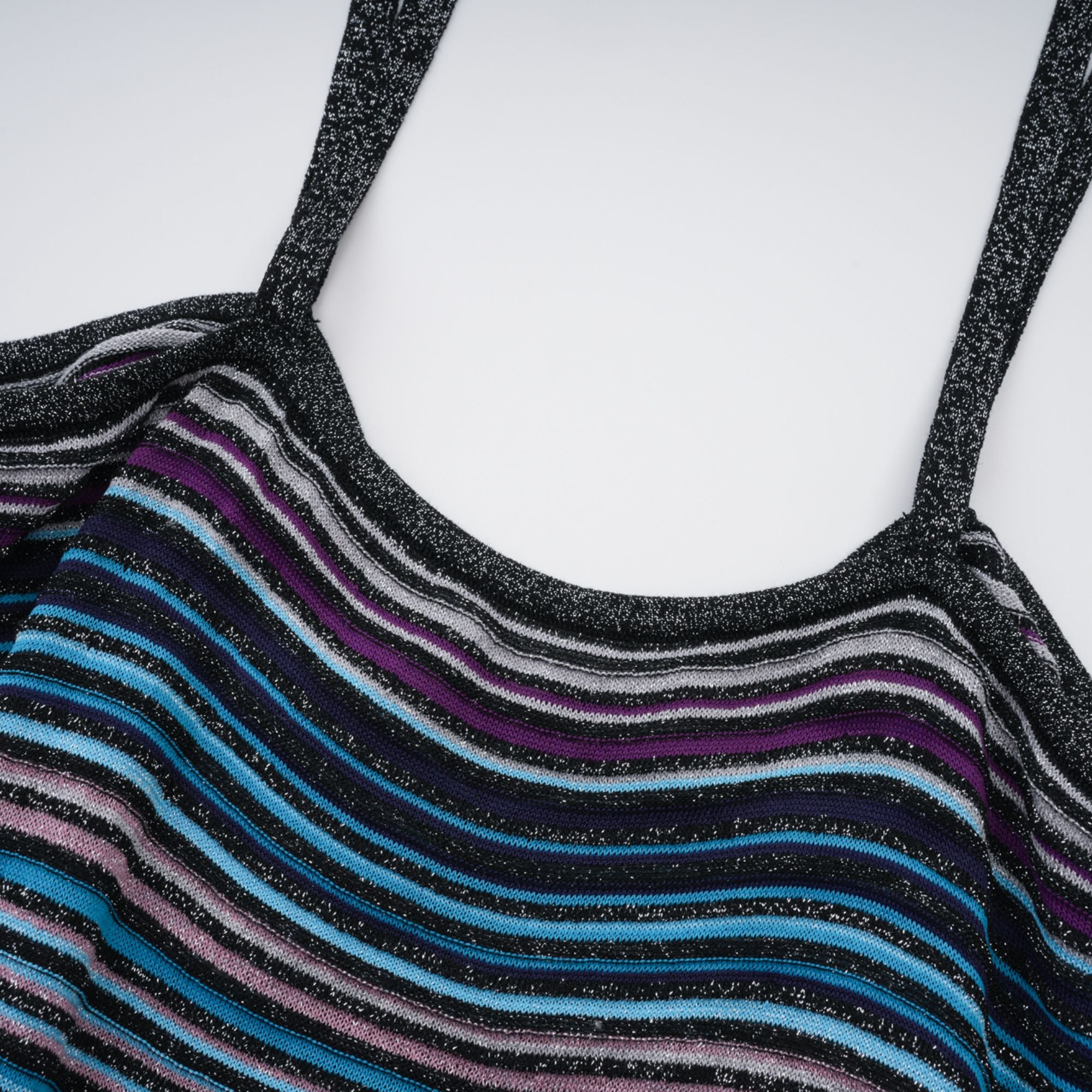 Bruyère – Lila gestreiftes Maxikleid aus Strick mit Pailletten