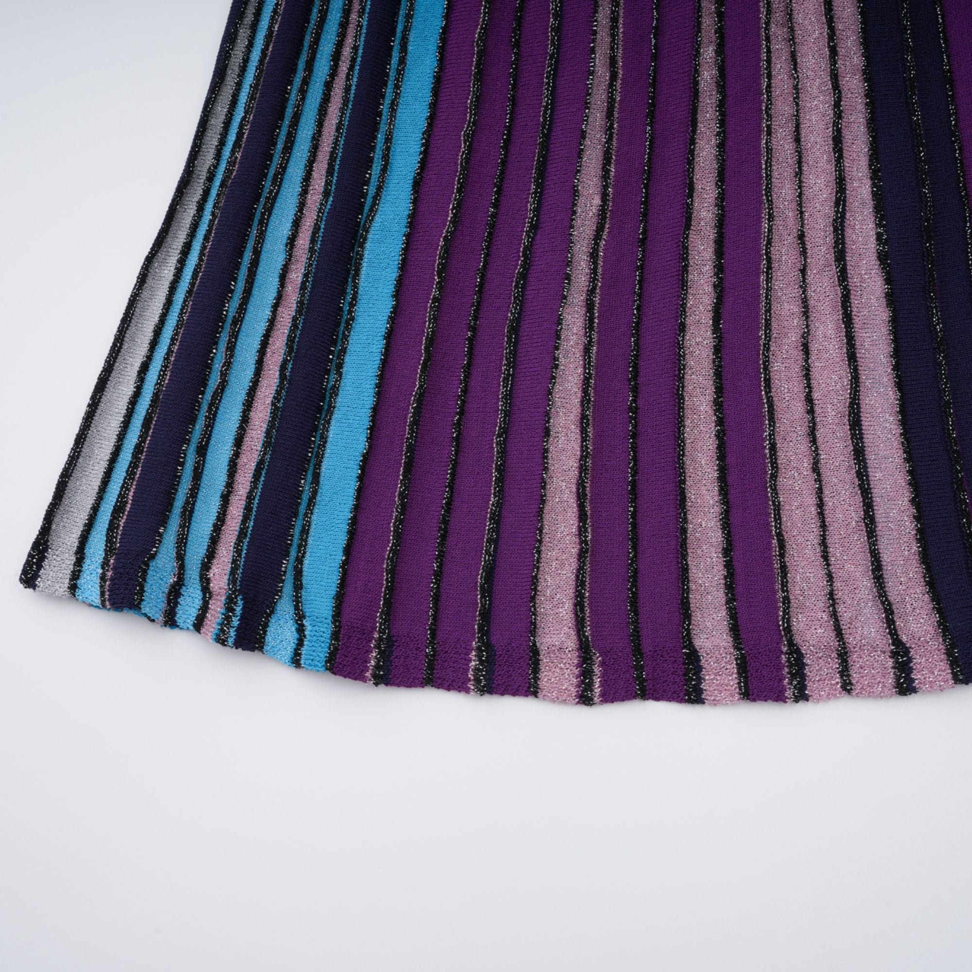 Bruyère – Lila gestreiftes Maxikleid aus Strick mit Pailletten