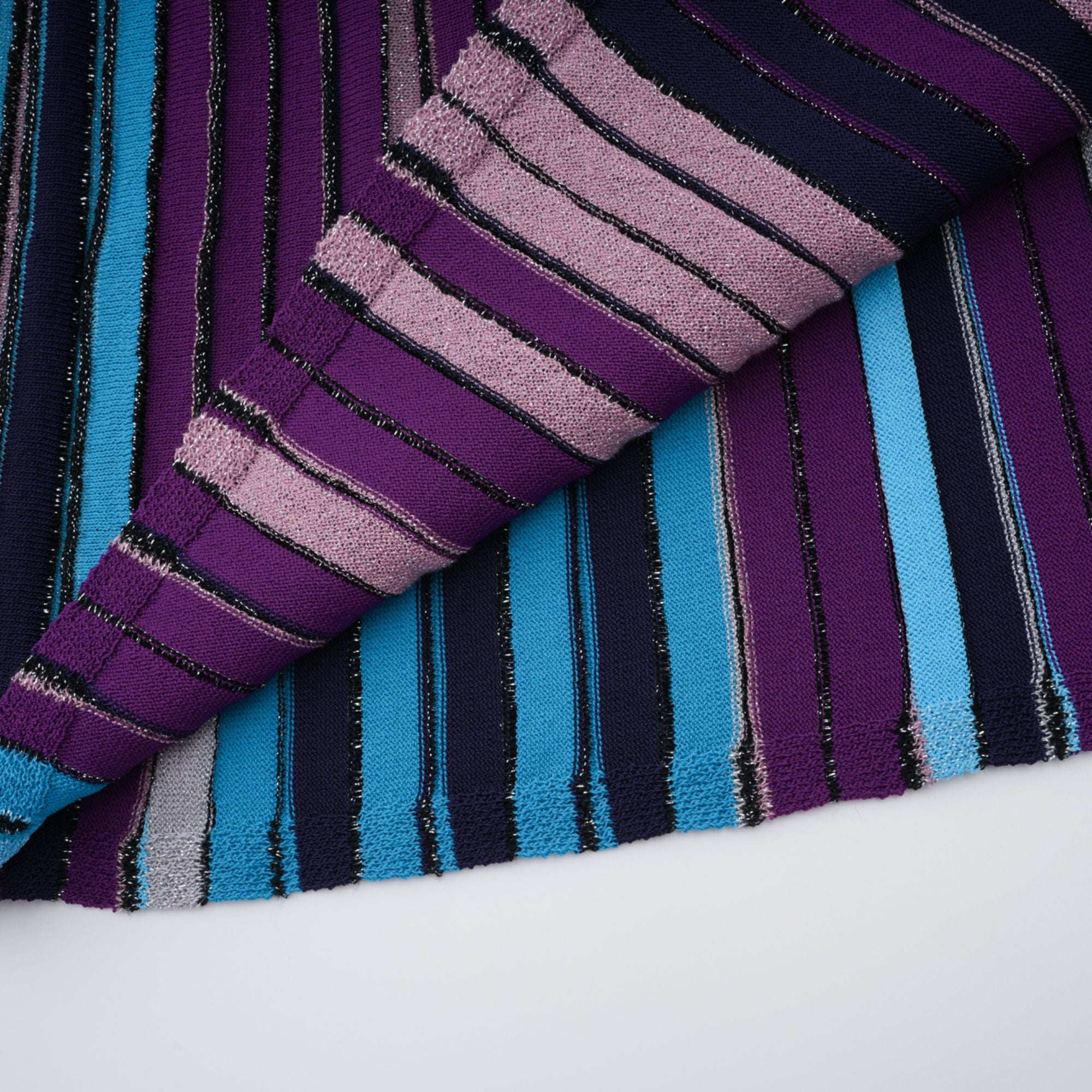 Bruyère – Lila gestreiftes Maxikleid aus Strick mit Pailletten