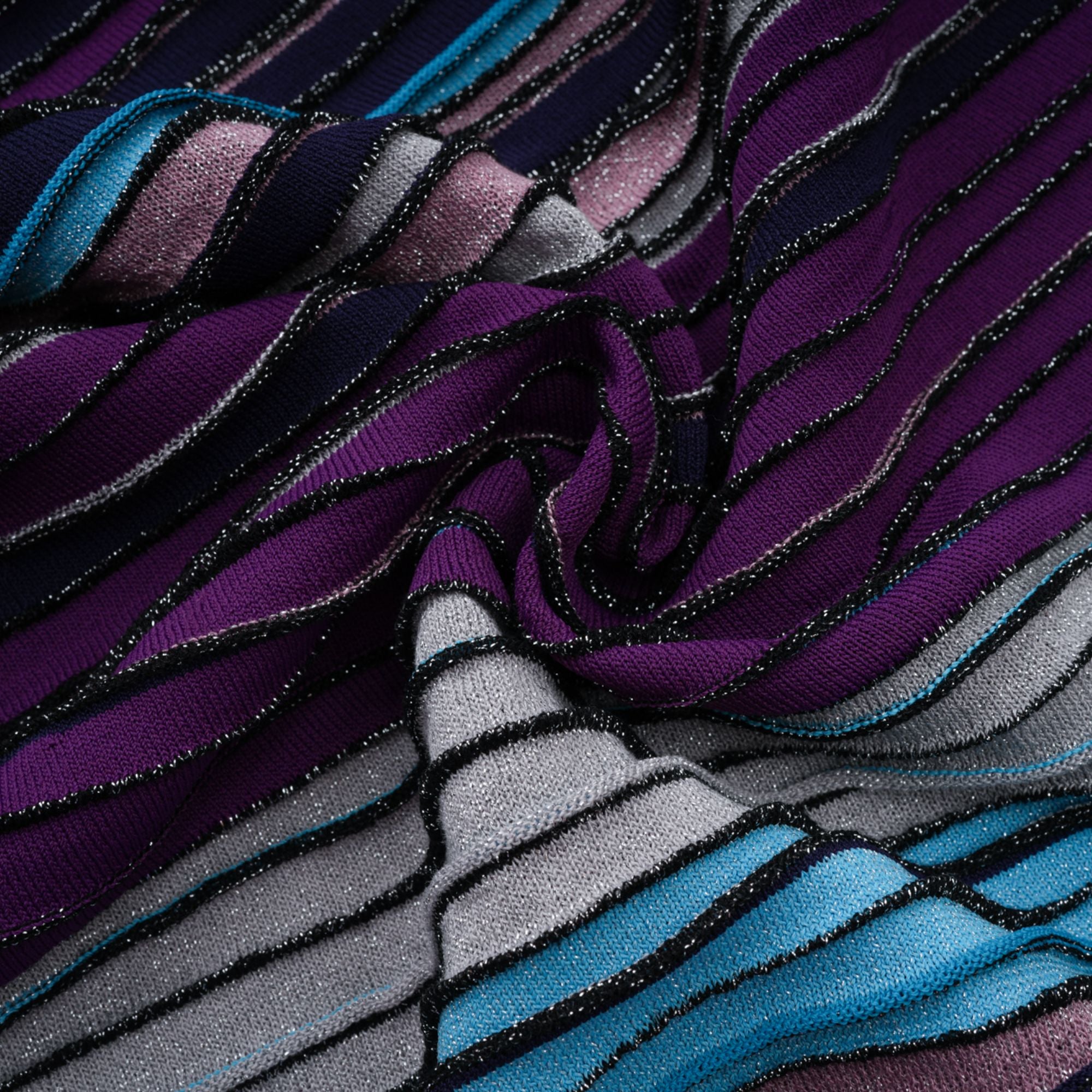 Bruyère – Lila gestreiftes Maxikleid aus Strick mit Pailletten