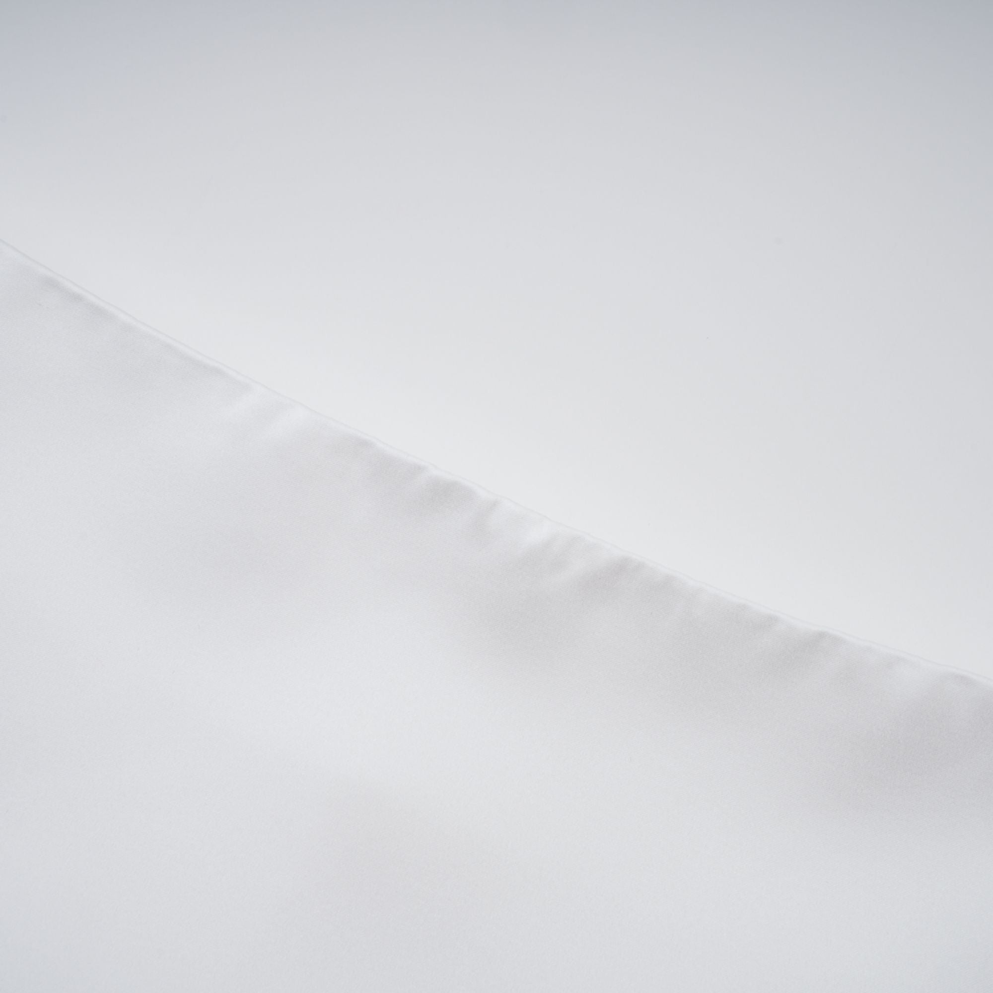 طقم هونورين المكون من بلوزة وتنورة مزينة بثنيات زهرية باللون الأبيض