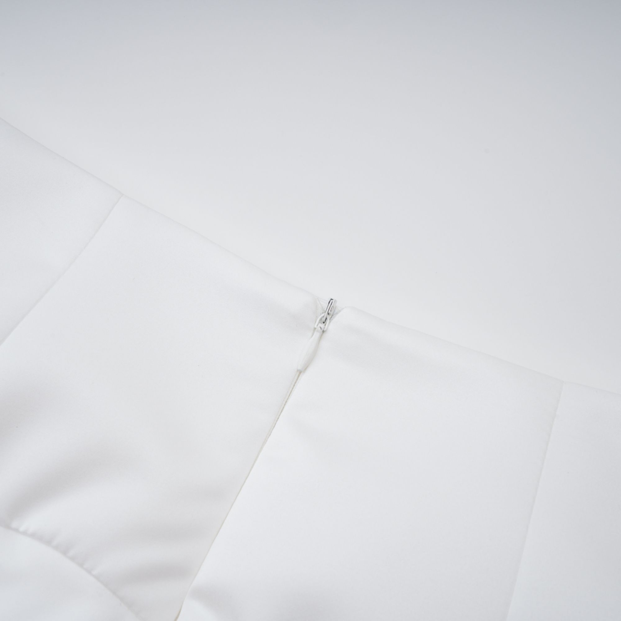 طقم هونورين المكون من بلوزة وتنورة مزينة بثنيات زهرية باللون الأبيض