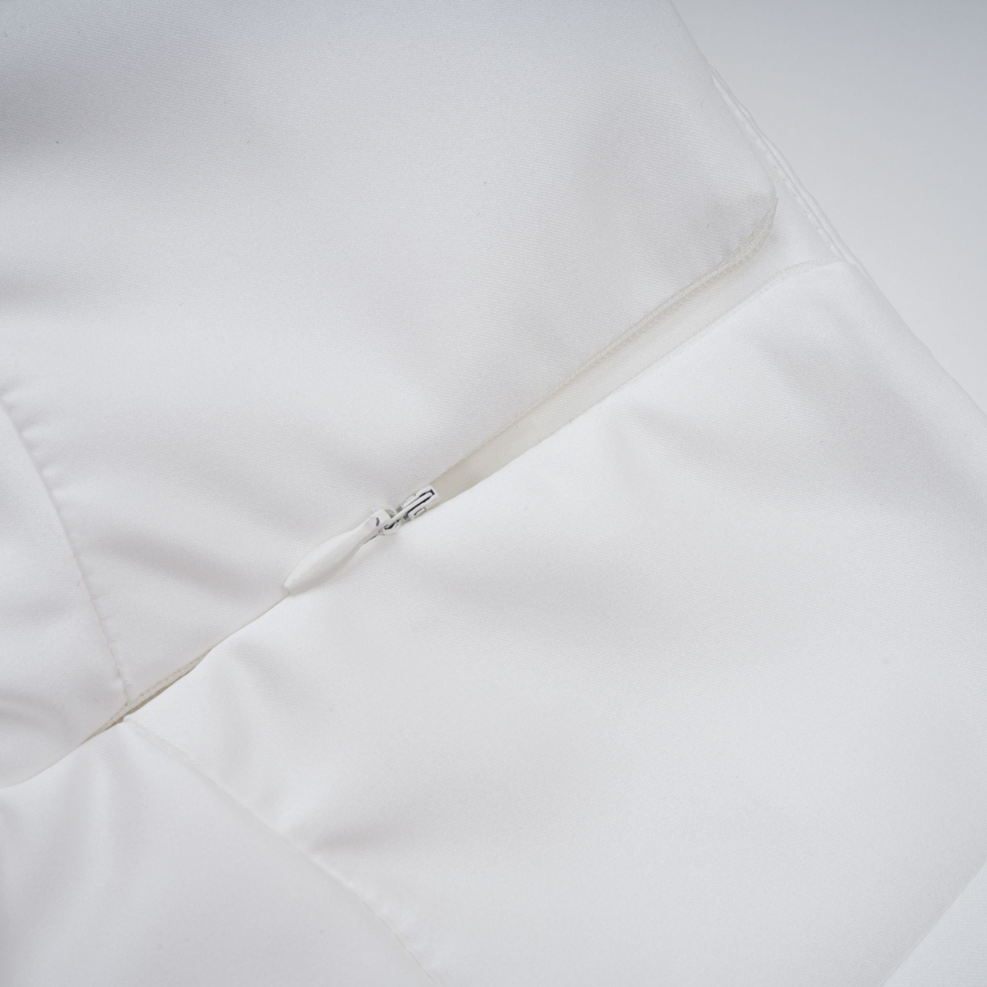 طقم هونورين المكون من بلوزة وتنورة مزينة بثنيات زهرية باللون الأبيض