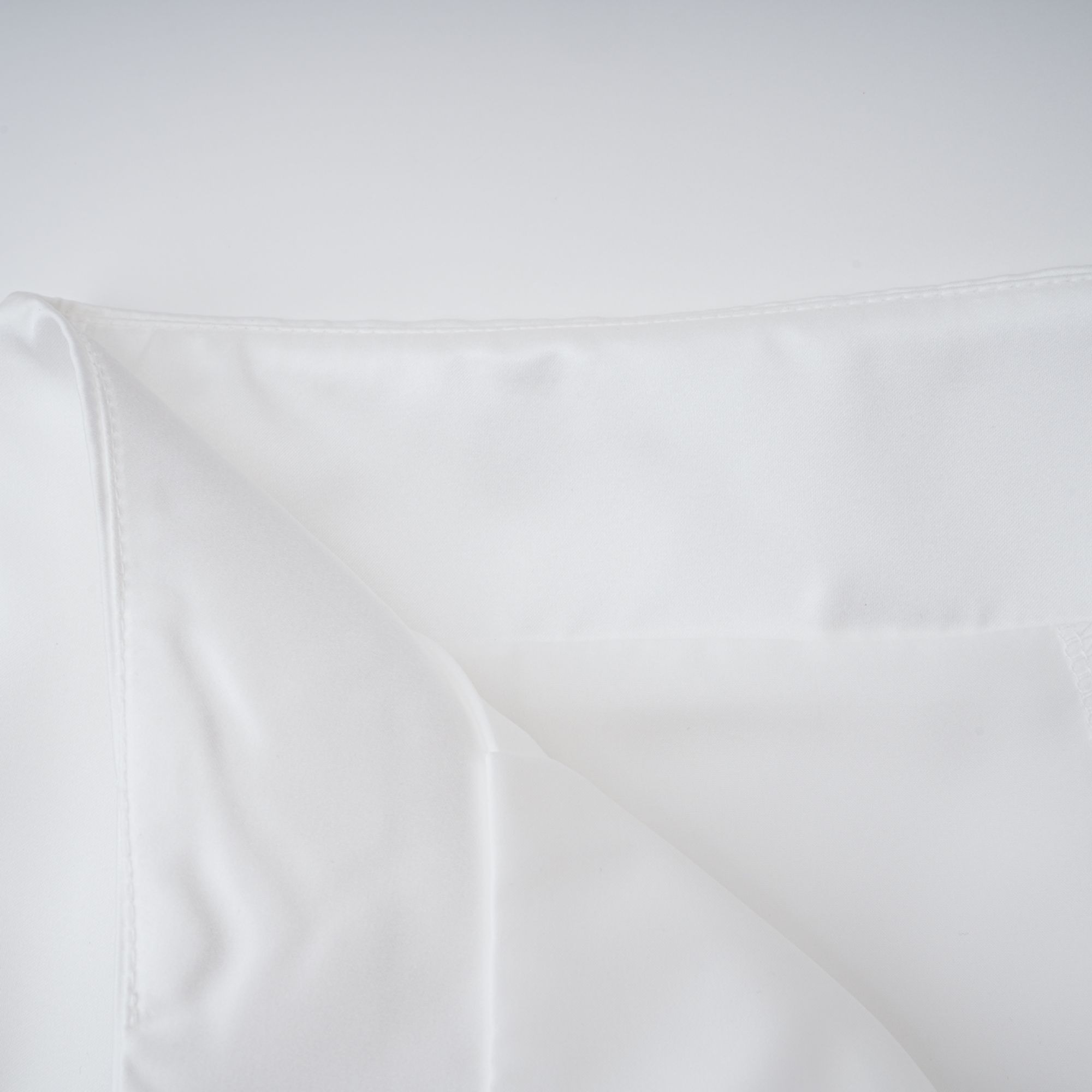 طقم هونورين المكون من بلوزة وتنورة مزينة بثنيات زهرية باللون الأبيض